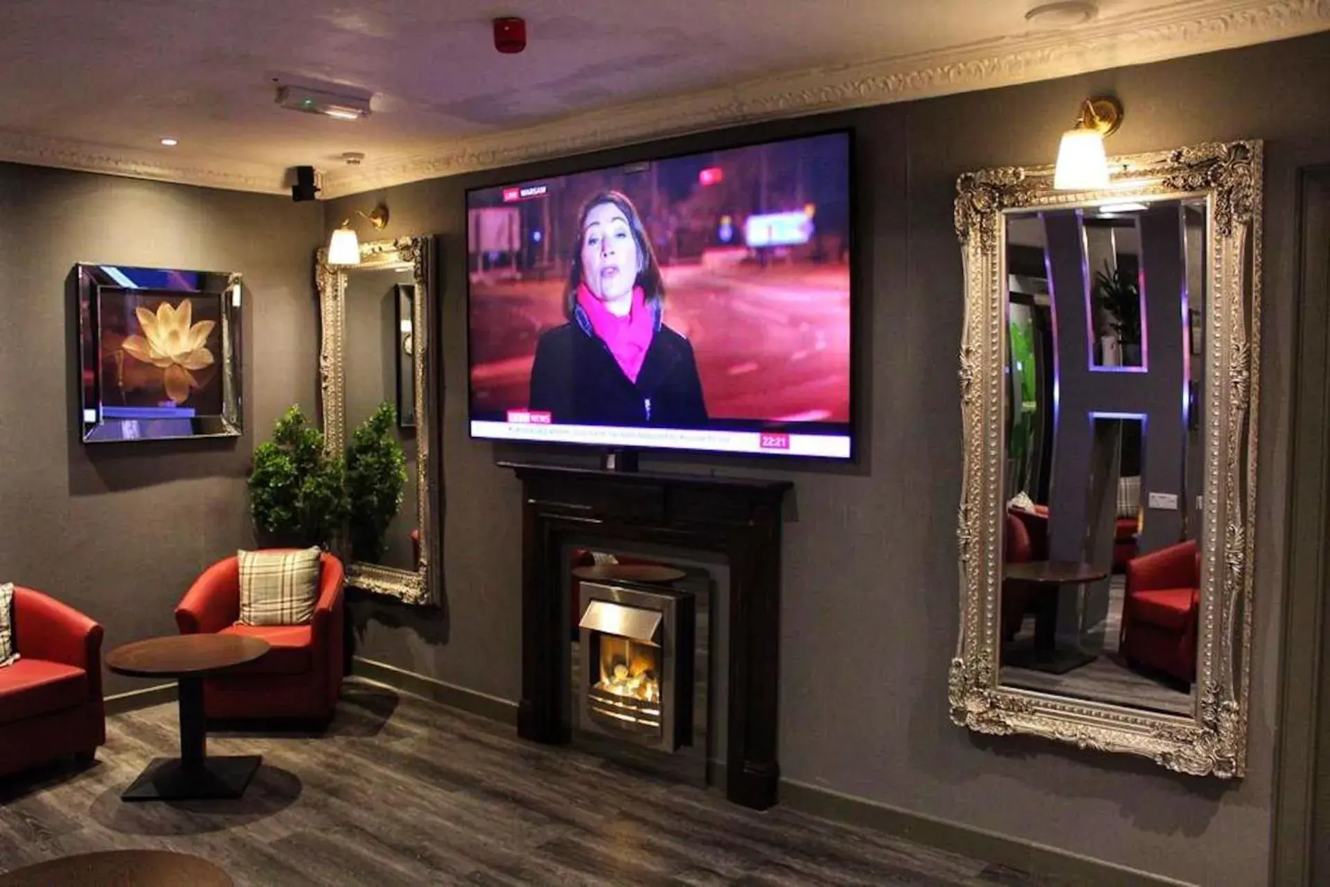 Lobby or reception, TV/Entertainment Center in Devoncove Hotel Glasgow