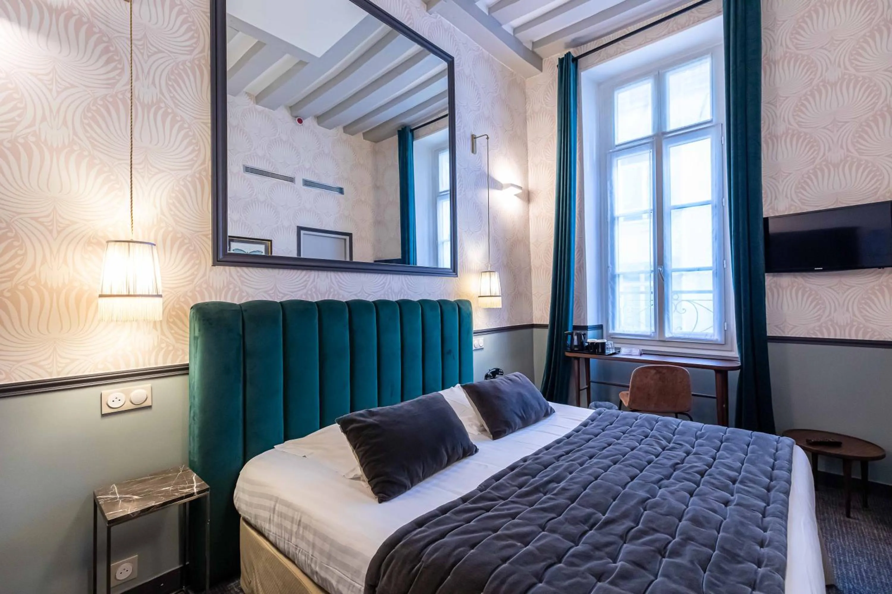 Bedroom, Bed in Dauphine Saint Germain