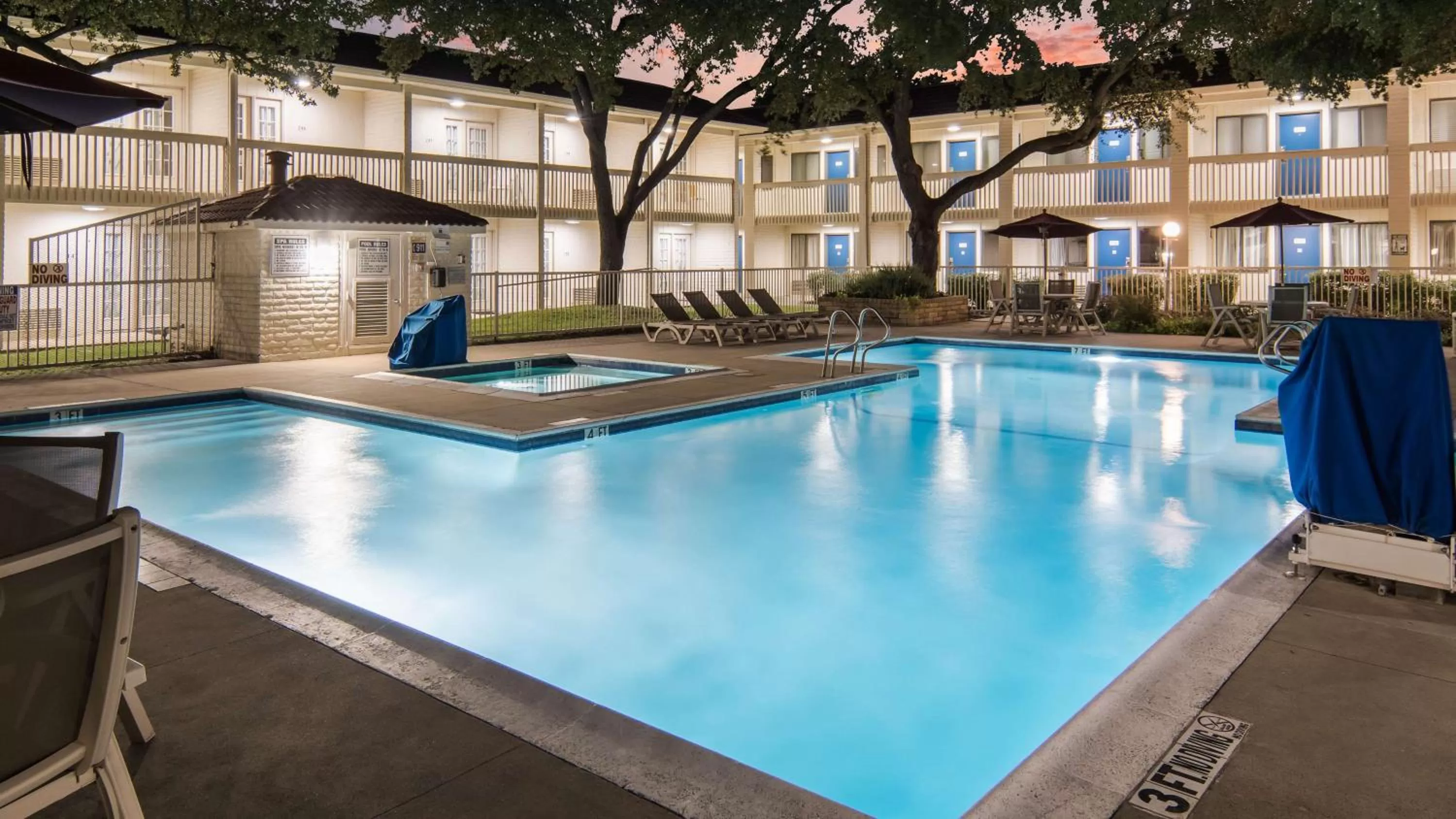 Pool view in Motel 6-Addison, TX - Dallas
