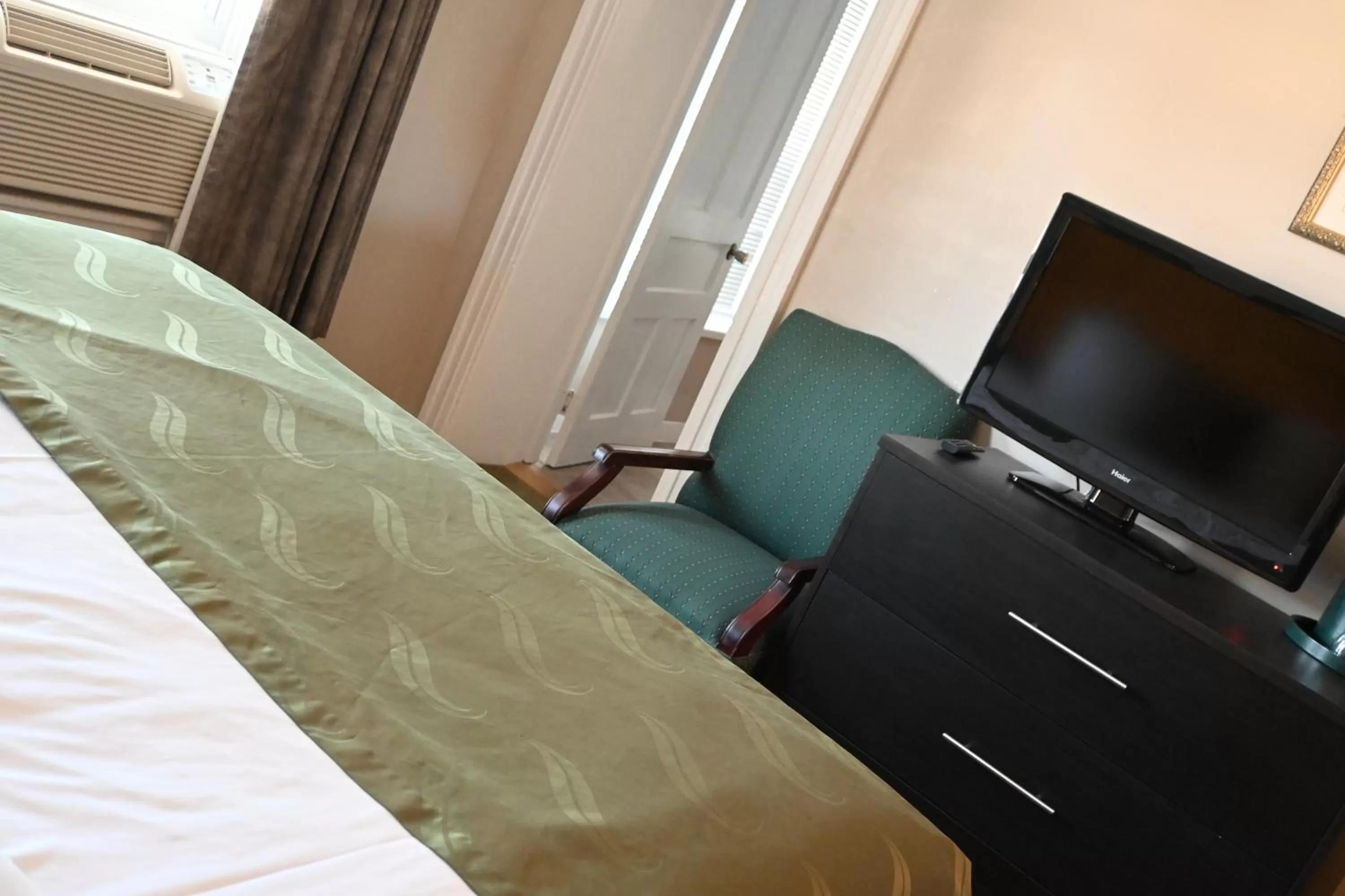 Bed in The Gananoque Inn