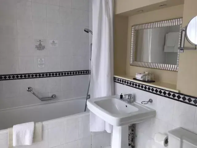 Bathroom in Millennium Hotel Glasgow