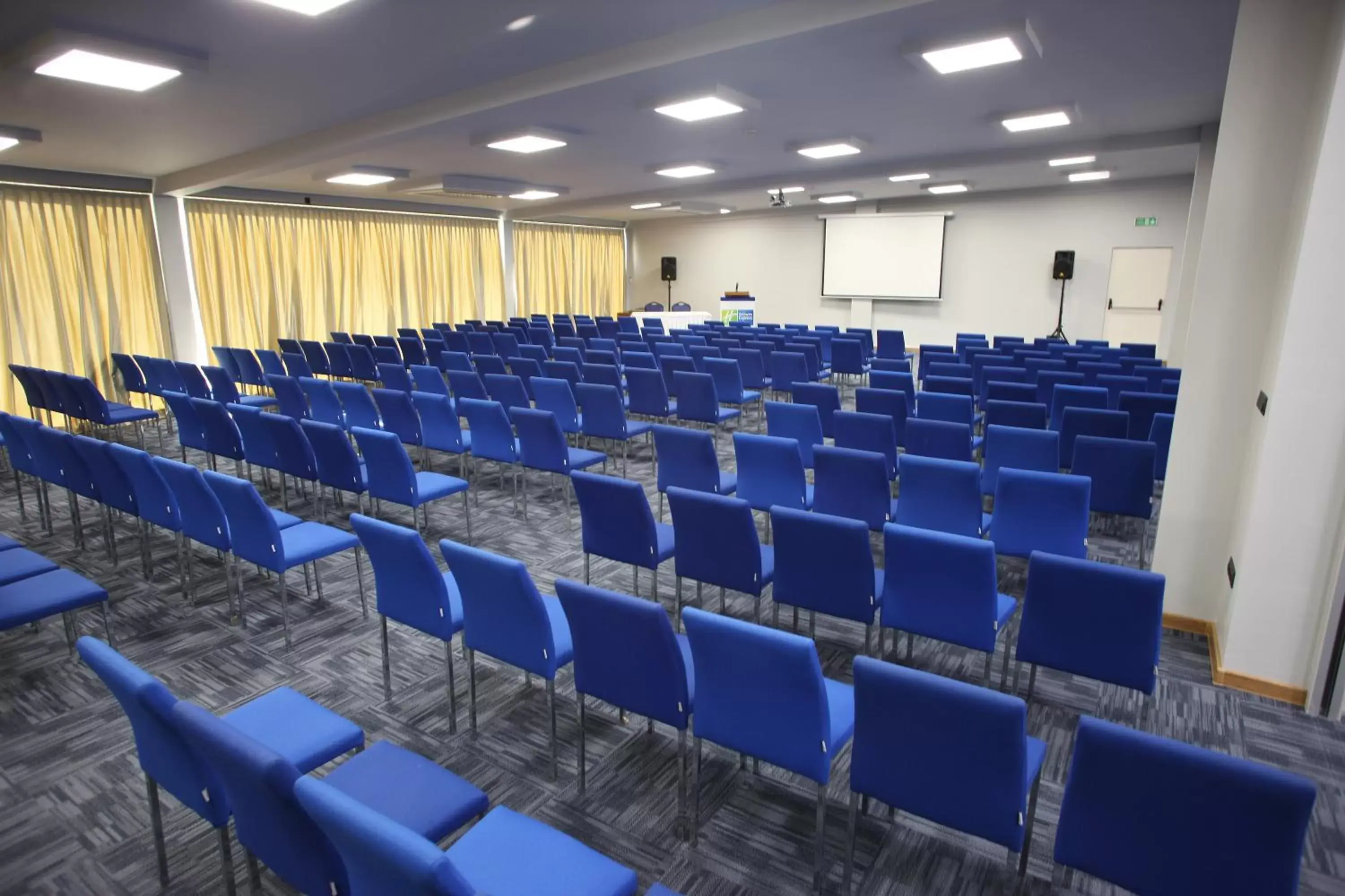 Meeting/conference room in Holiday Inn Express Manisa-West, an IHG Hotel