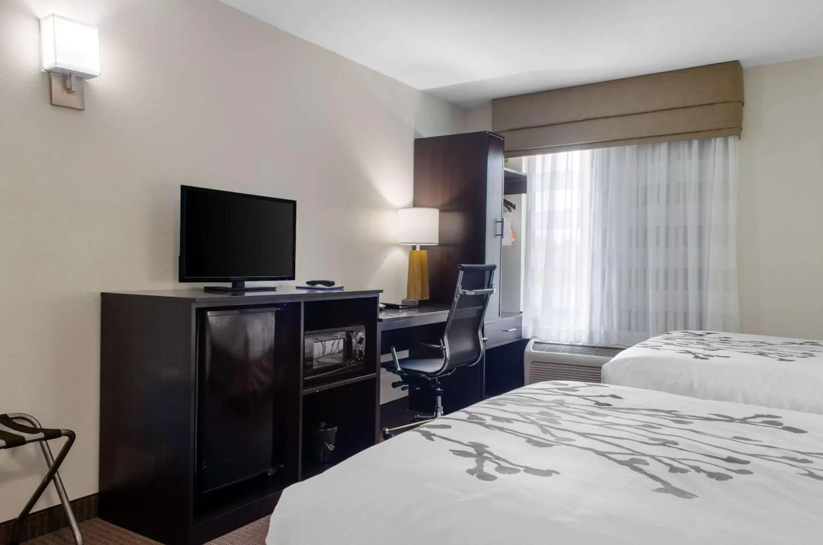 Photo of the whole room, TV/Entertainment Center in Sleep Inn Baton Rouge East I-12