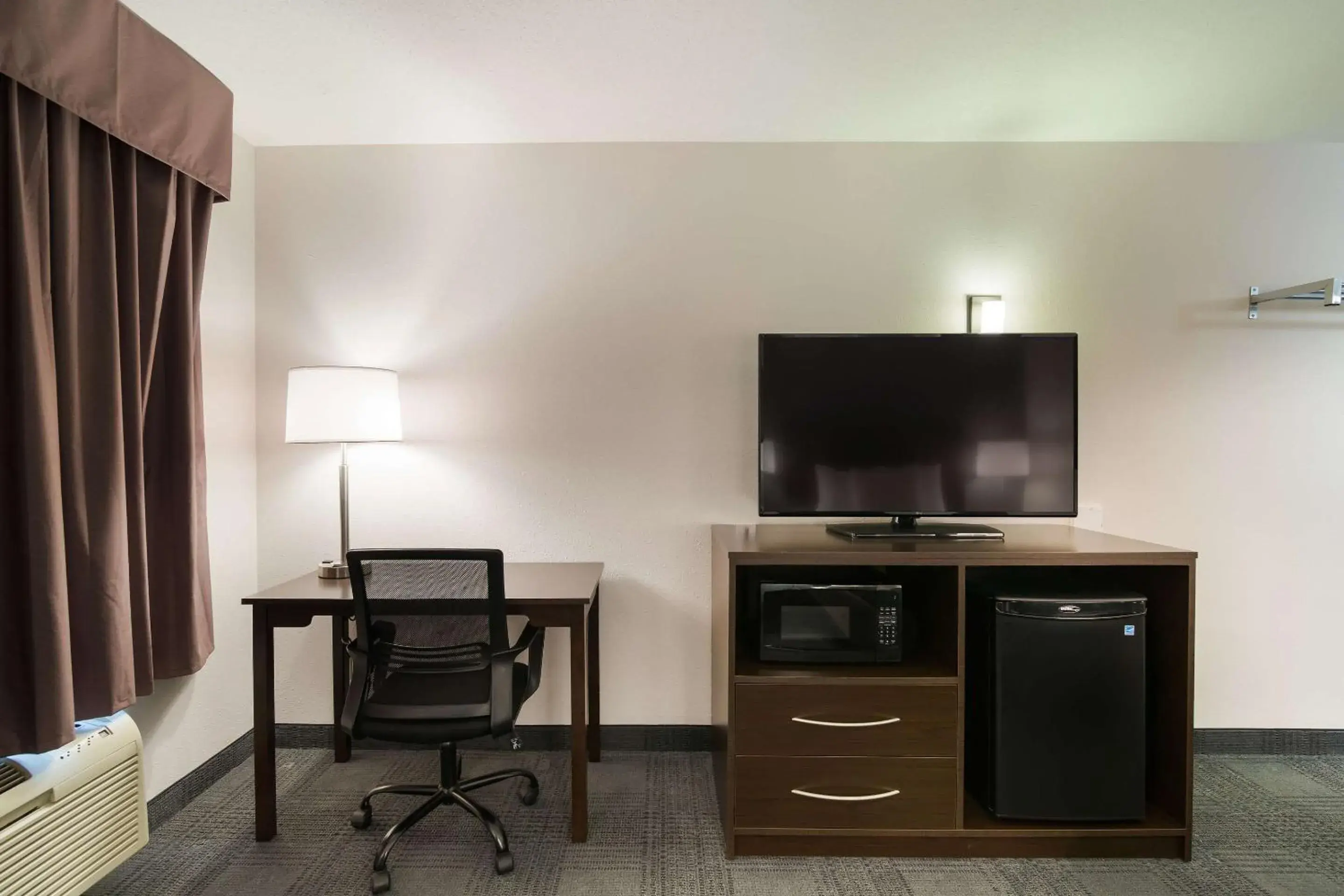 Photo of the whole room, TV/Entertainment Center in Econo Lodge Williston