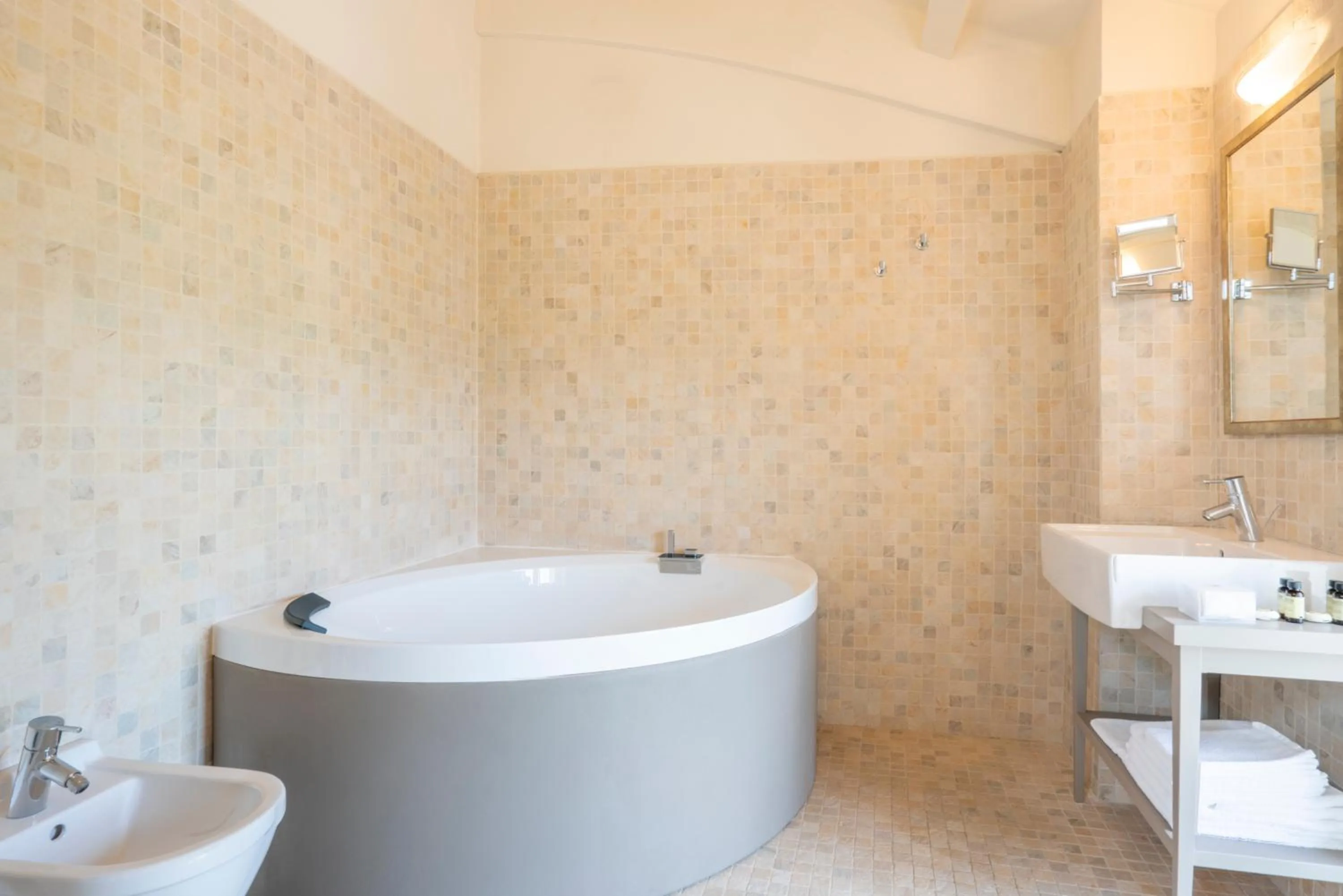 Hot Tub in Spinerola Hotel Restaurant e Spa Arborea