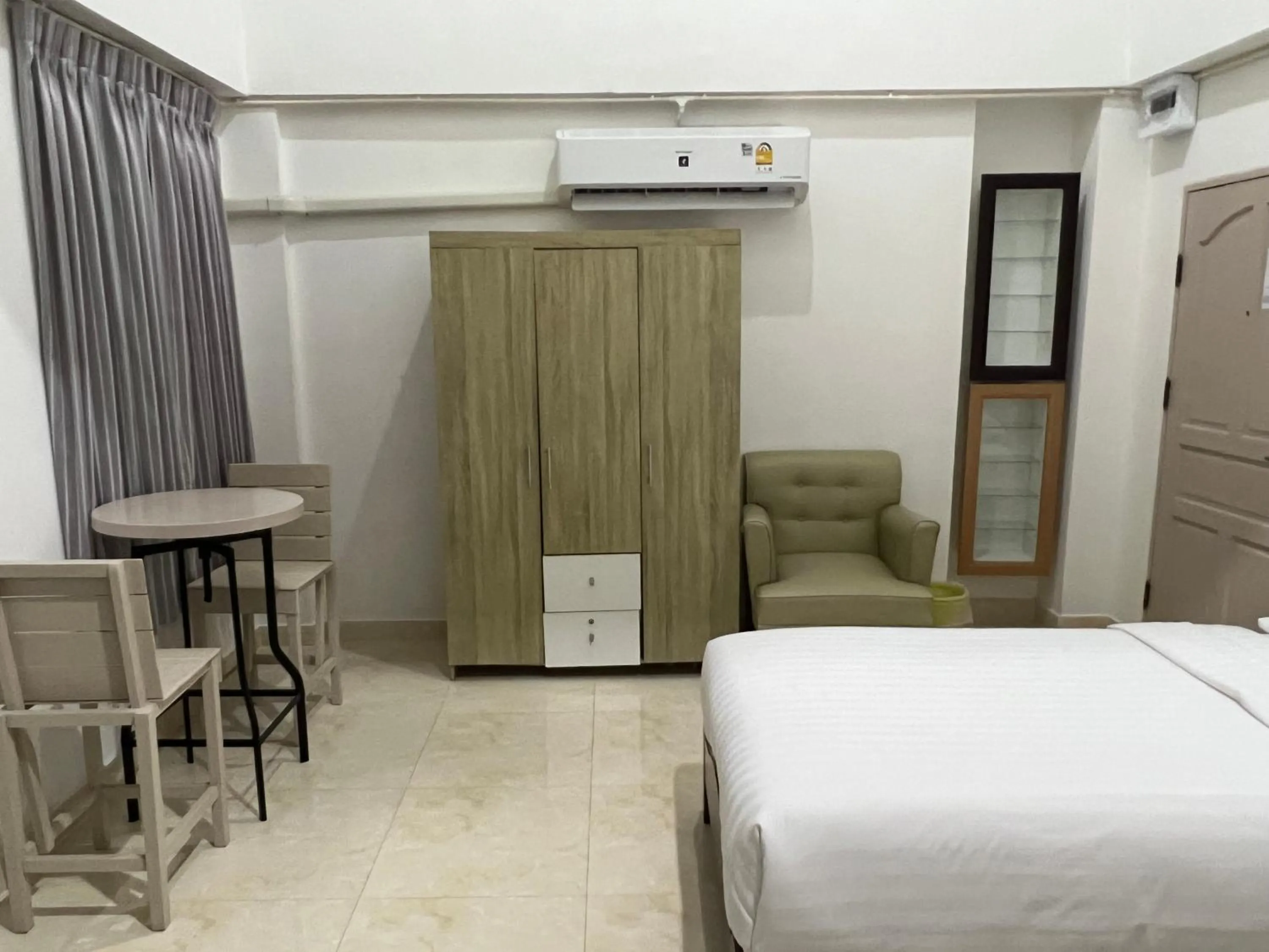 Seating area, Bed in Mall Suites Hotel