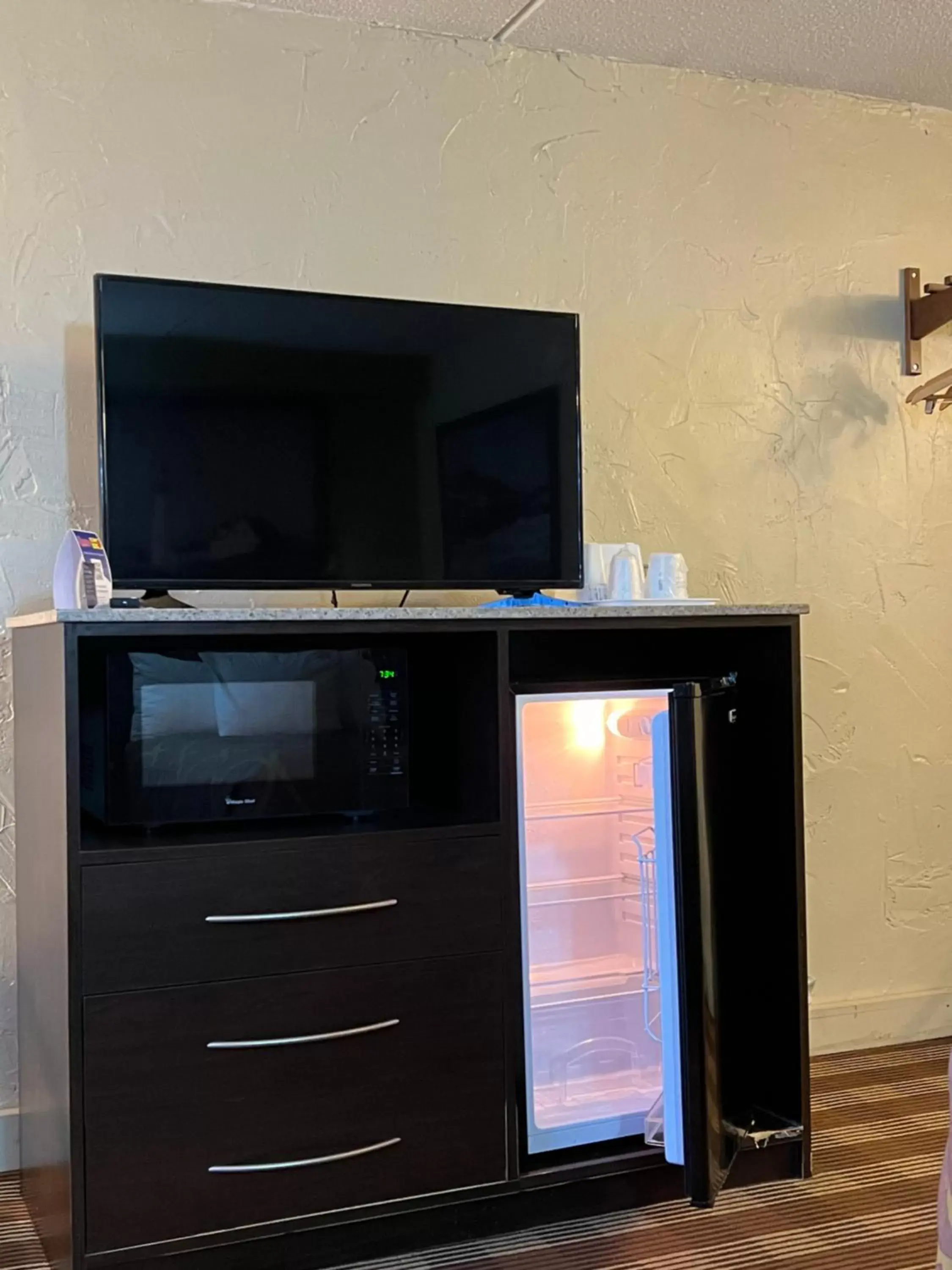 TV and multimedia, TV/Entertainment Center in Super 8 by Wyndham Bangor