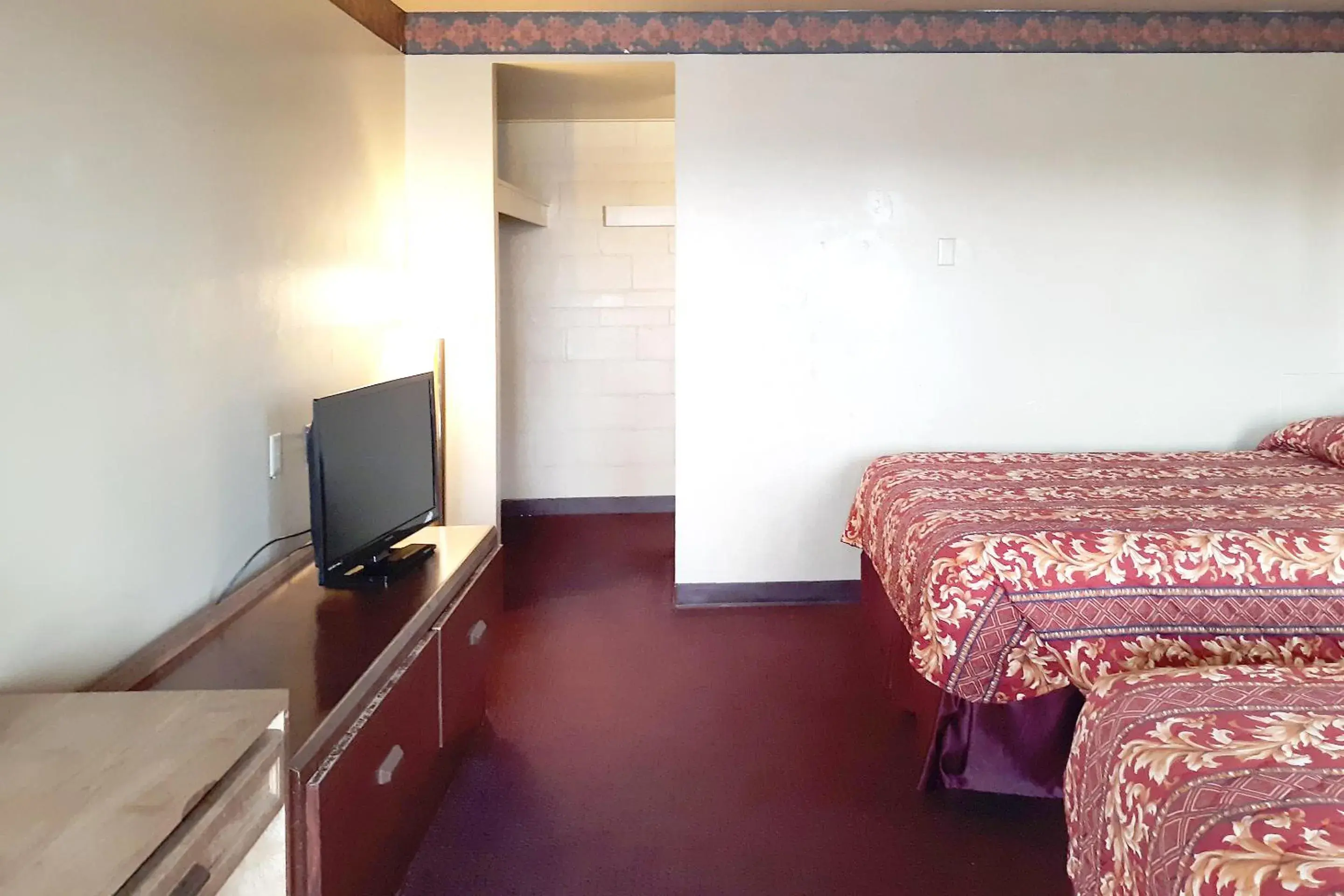 Bedroom, TV/Entertainment Center in OYO Hotel Kings at Clovis