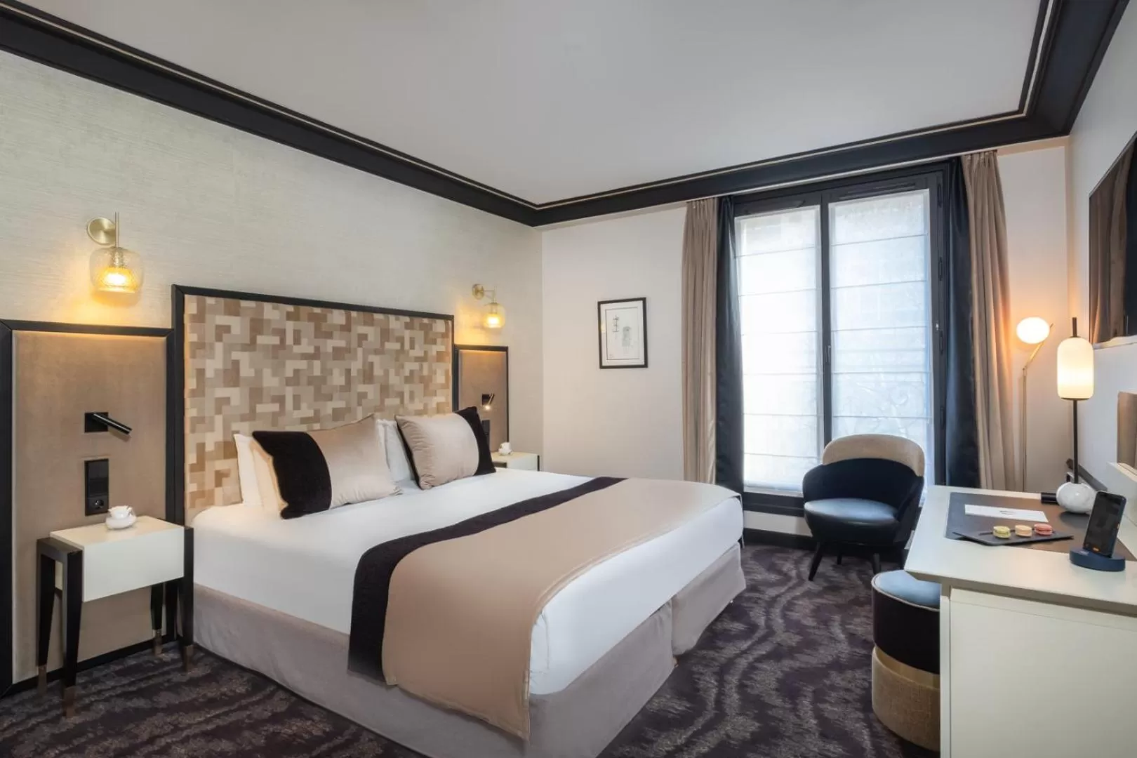 Photo of the whole room, Bed in Hôtel le Derby Alma by Inwood Hotels