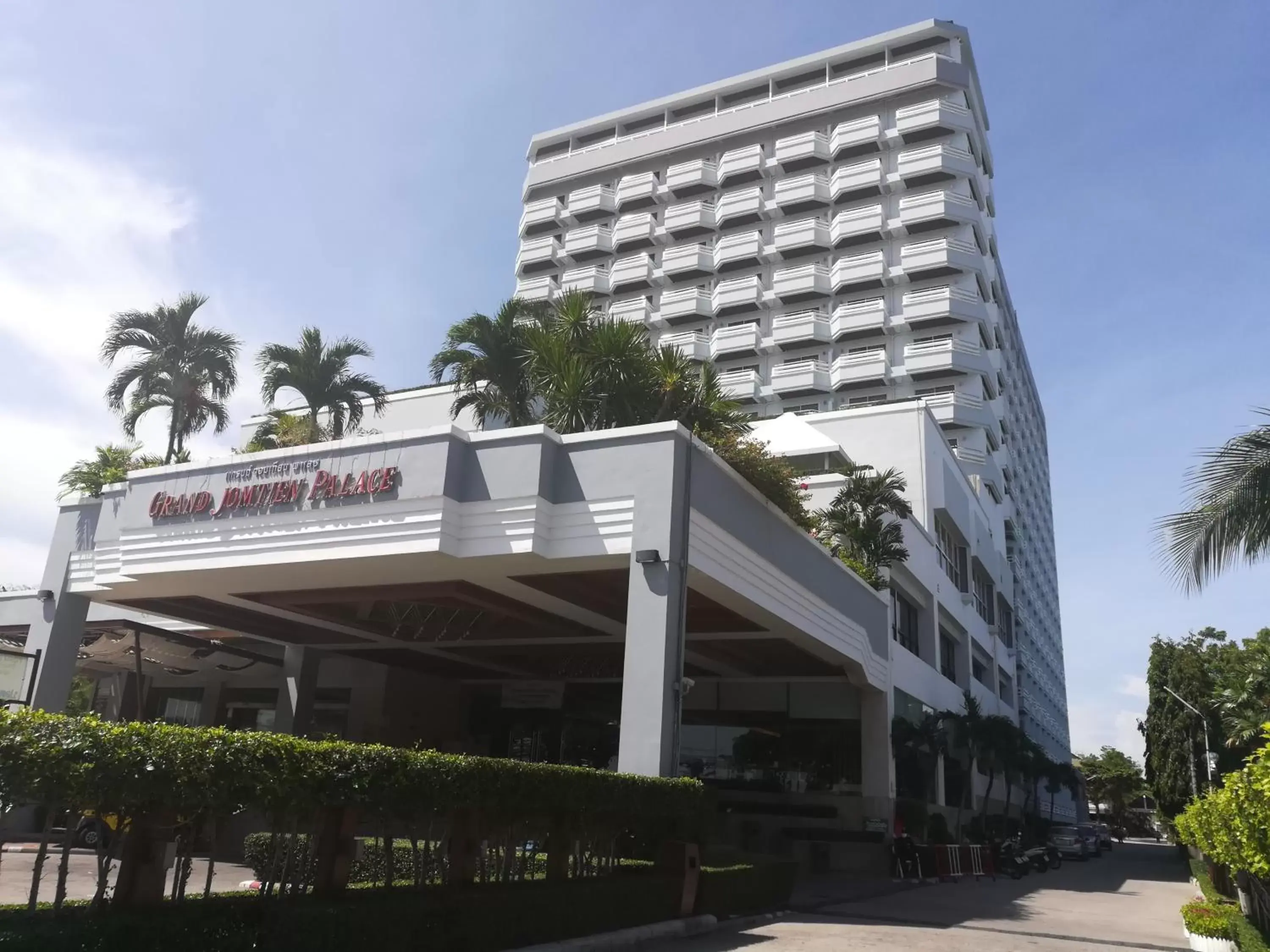 Facade/entrance in Grand Jomtien Palace Hotel - SHA Extra Plus