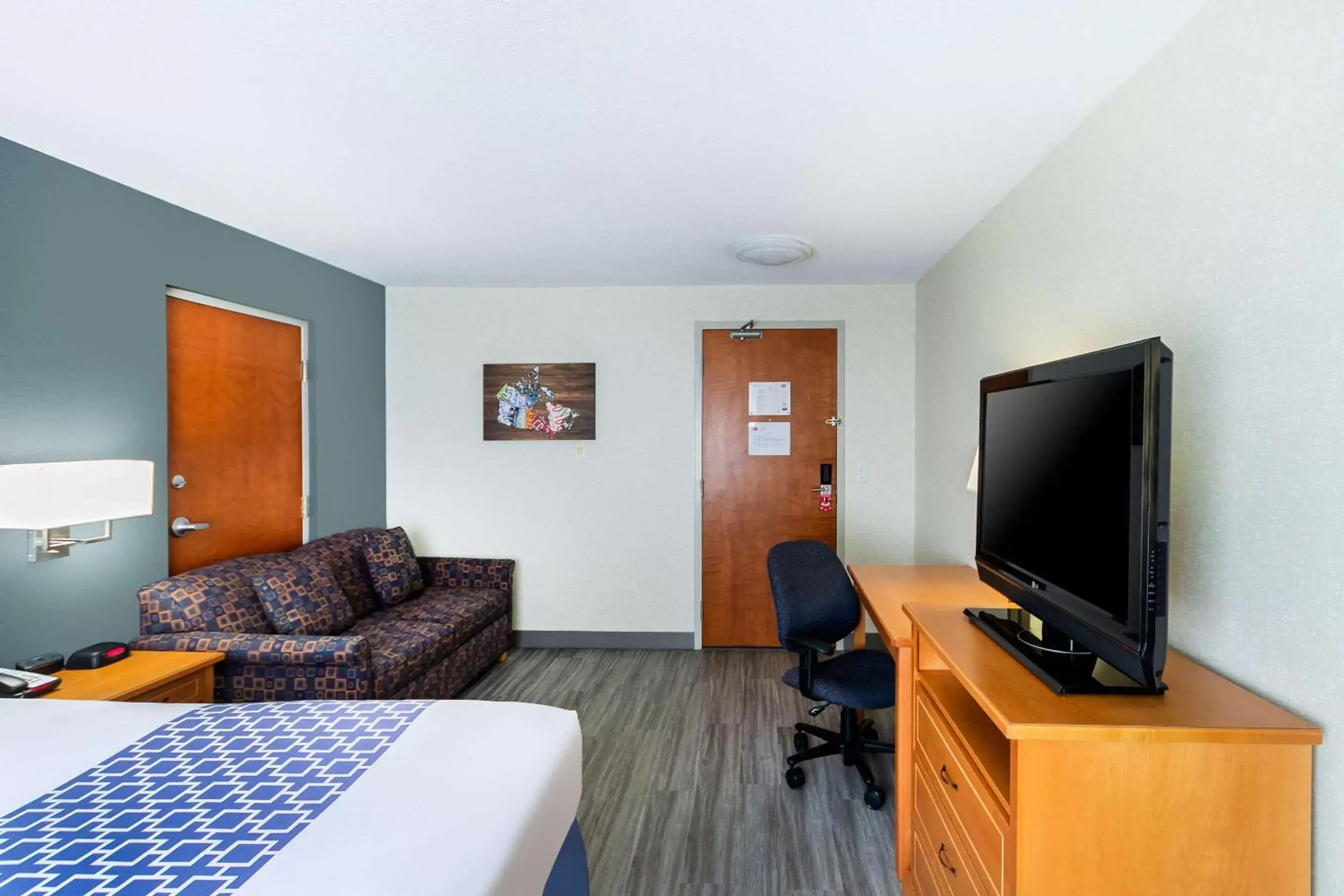 Photo of the whole room, TV/Entertainment Center in Econo Lodge Inn & Suites University