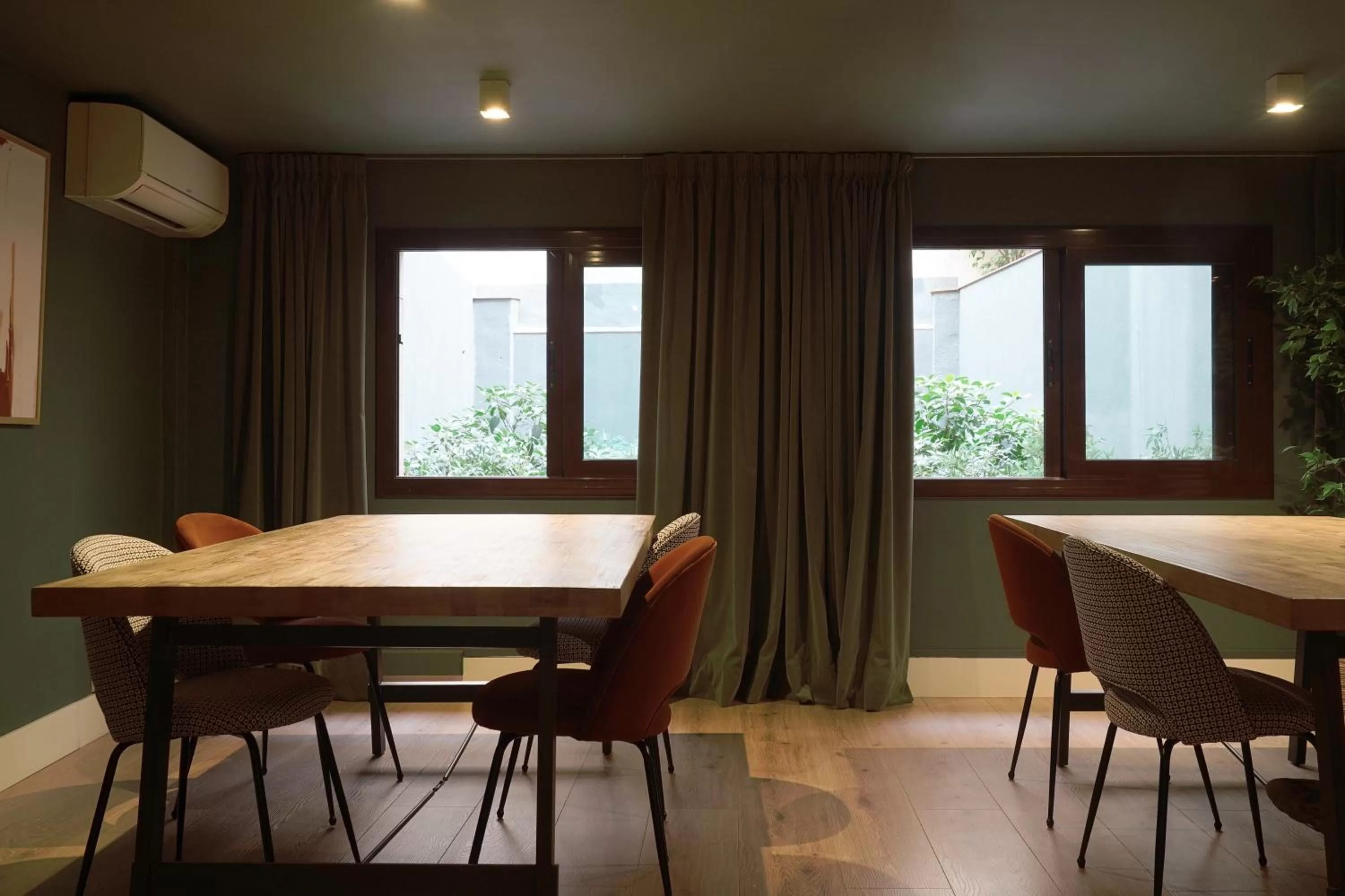 Communal lounge/ TV room in Numa Barcelona Brio