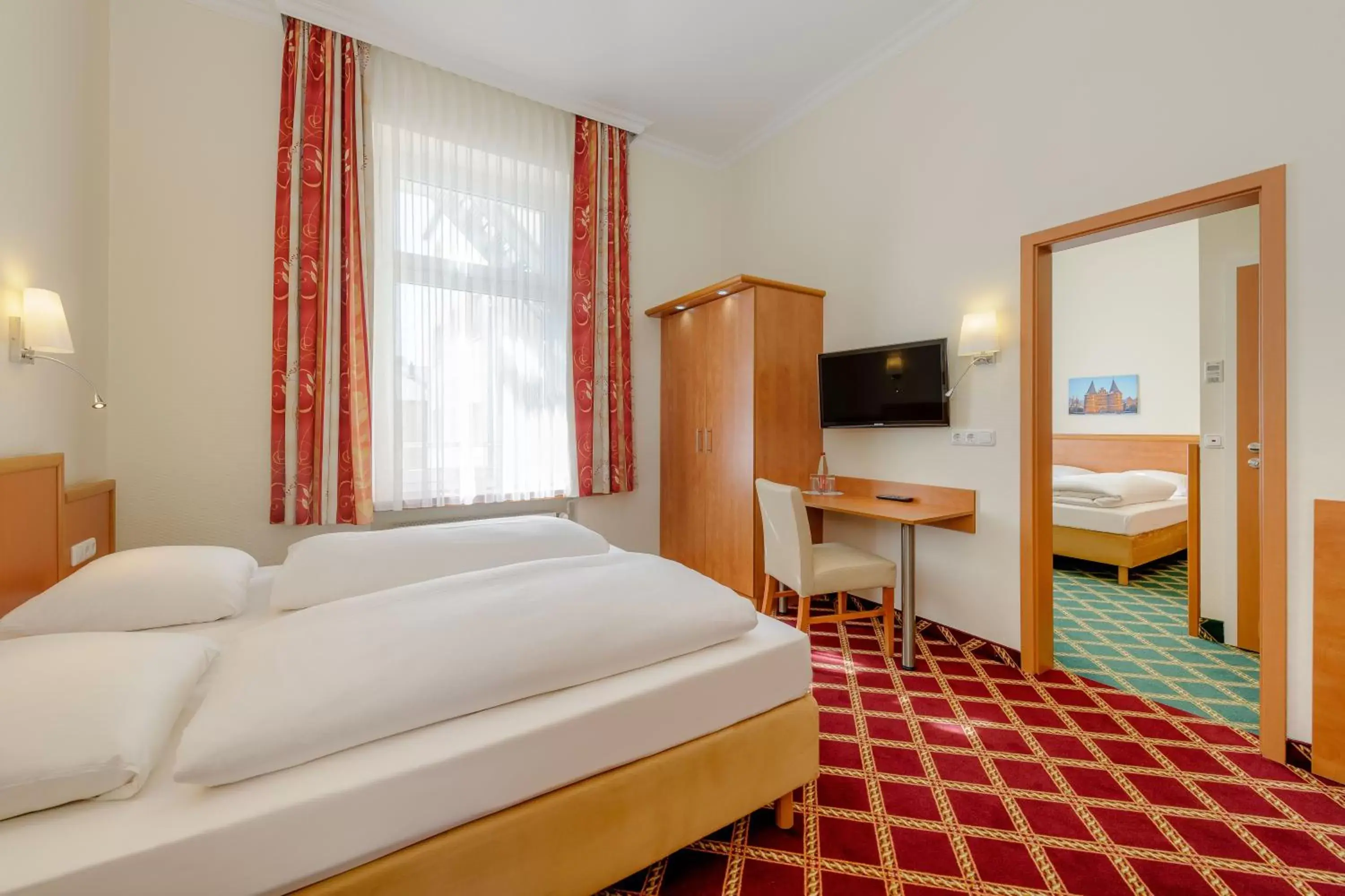 Shower, Bed in Mercure Hotel Luebeck City Center