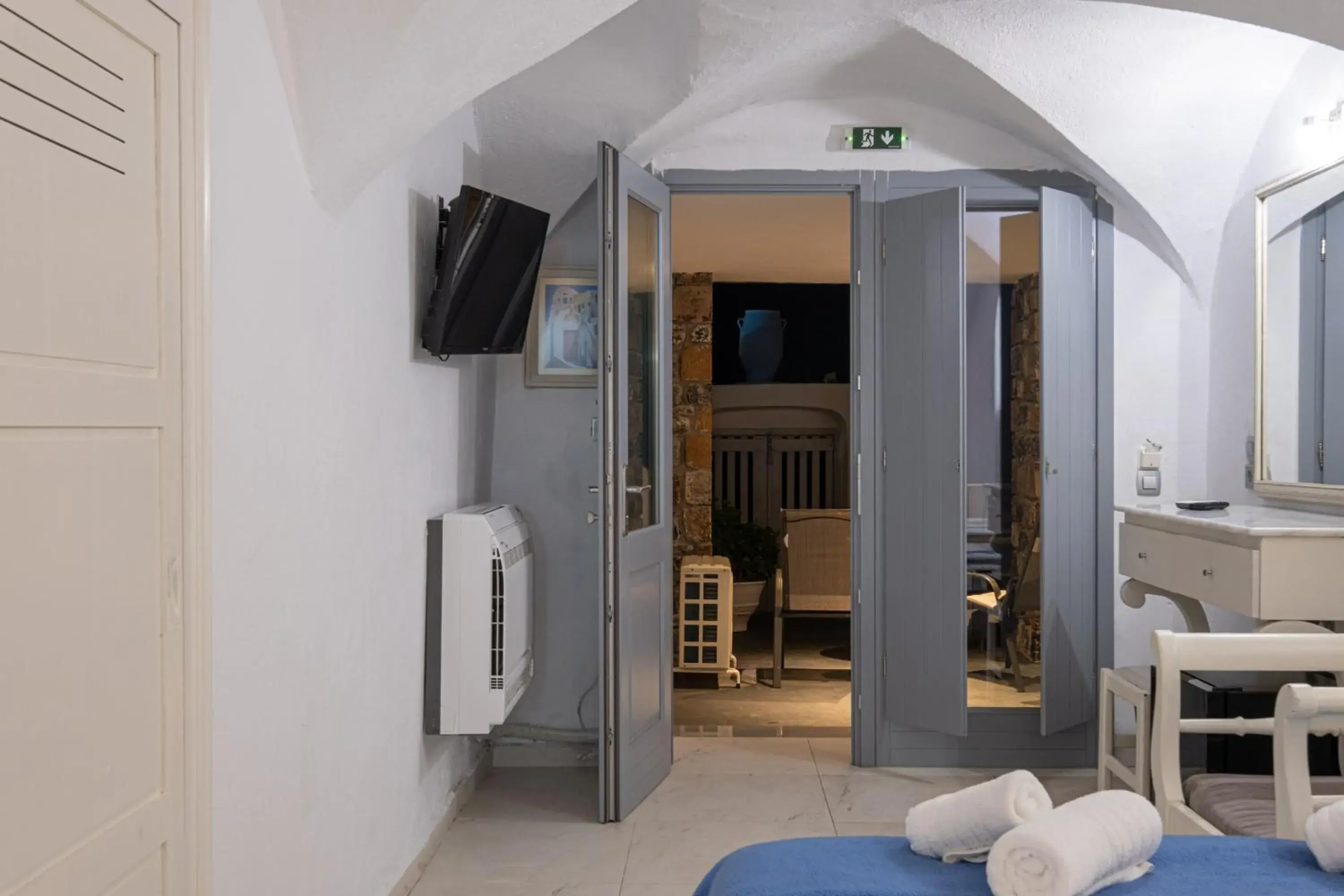 Bed in Loucas on the Cliff Bed in Loucas on the Cliff