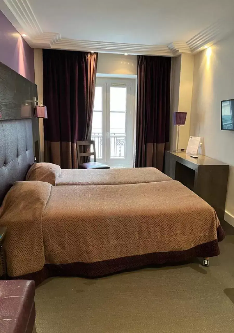 Bed in Hôtel Saint Pierre