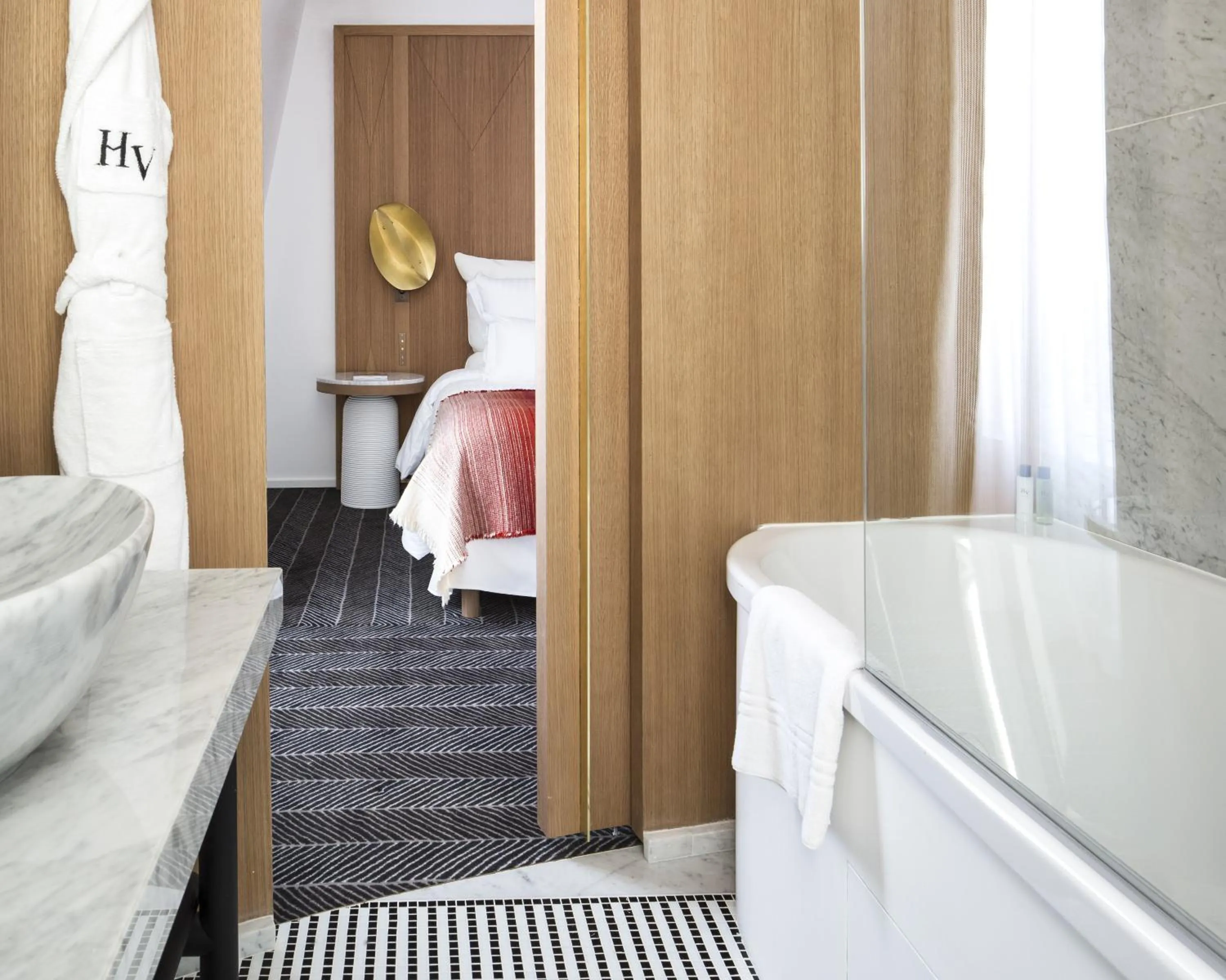 Bathroom, Bed in Hôtel Vernet Champs Elysées Paris