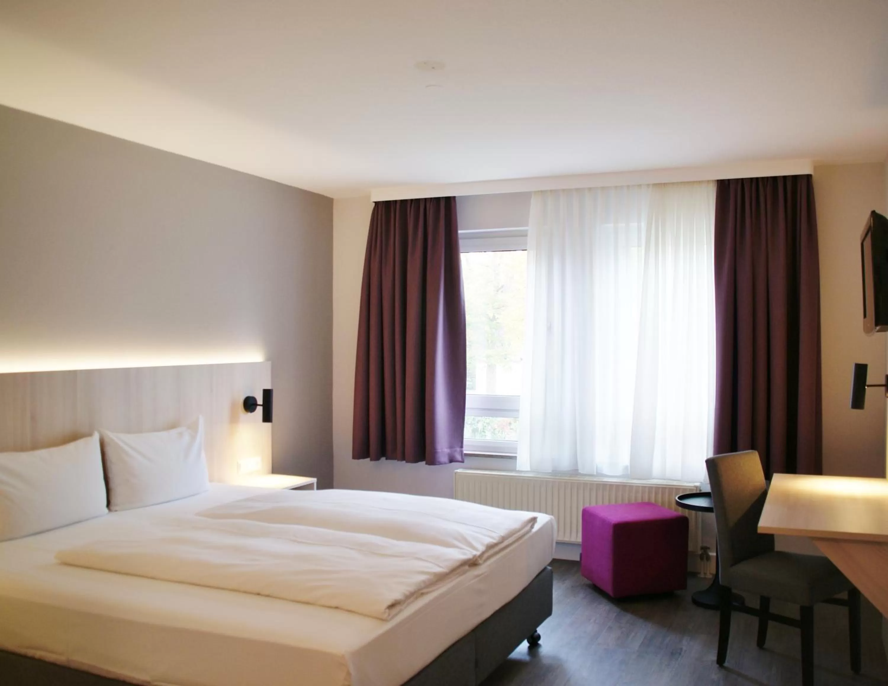 Photo of the whole room, Bed in Taste Hotel Hockenheim