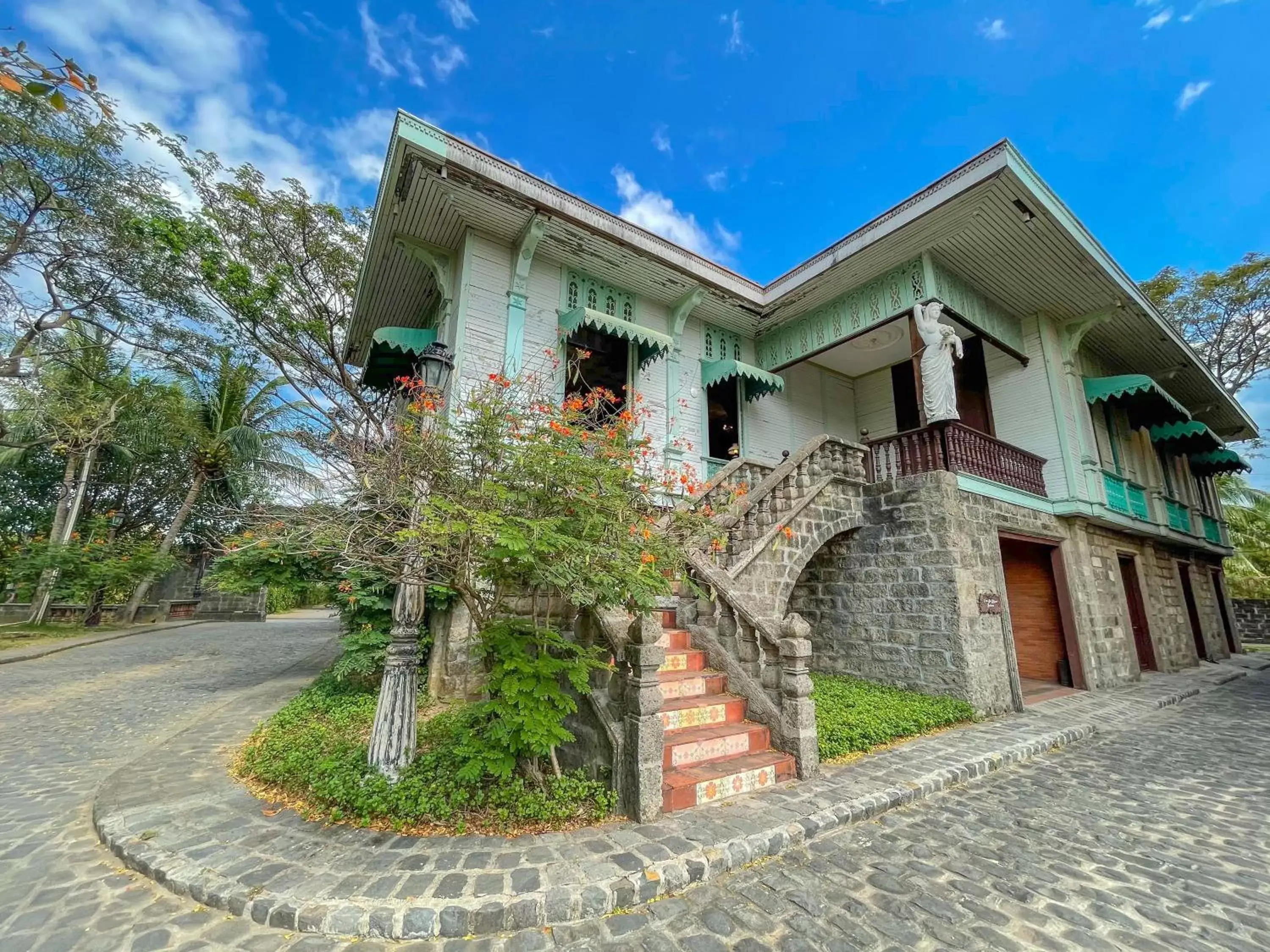 Property Building in Las Casas Filipinas de Acuzar