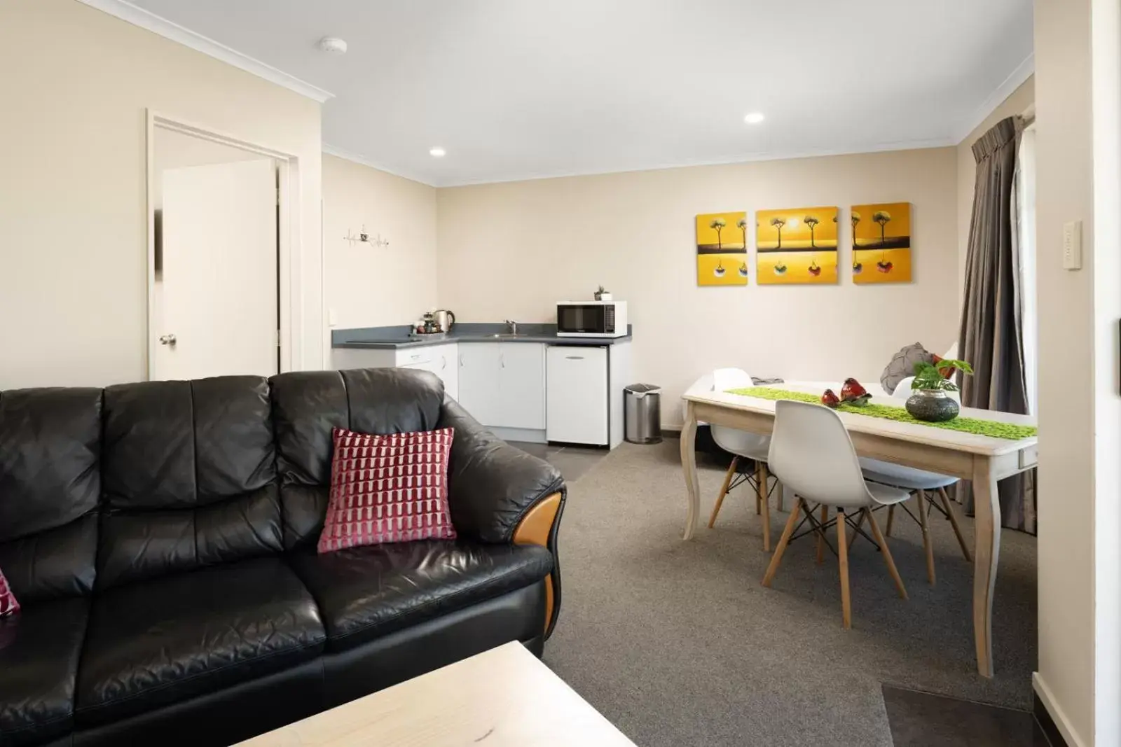 Kitchen or kitchenette, Seating Area in Centre Court Motel