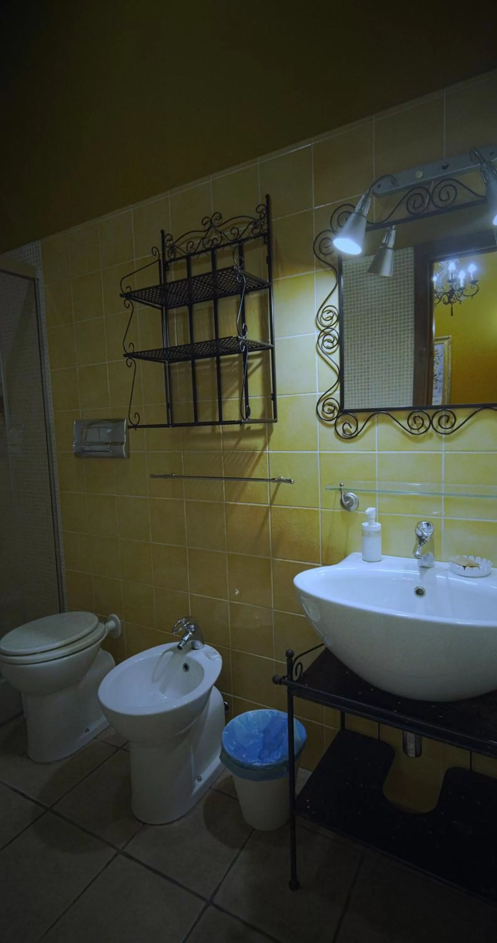 Bathroom in CASTELLO D'URSO SOMMA B&B