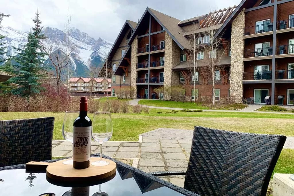 Property building in Mountain Retreat, Pool & Hot Tub, BBQ, Patio, King Bed, Sleeps 6!