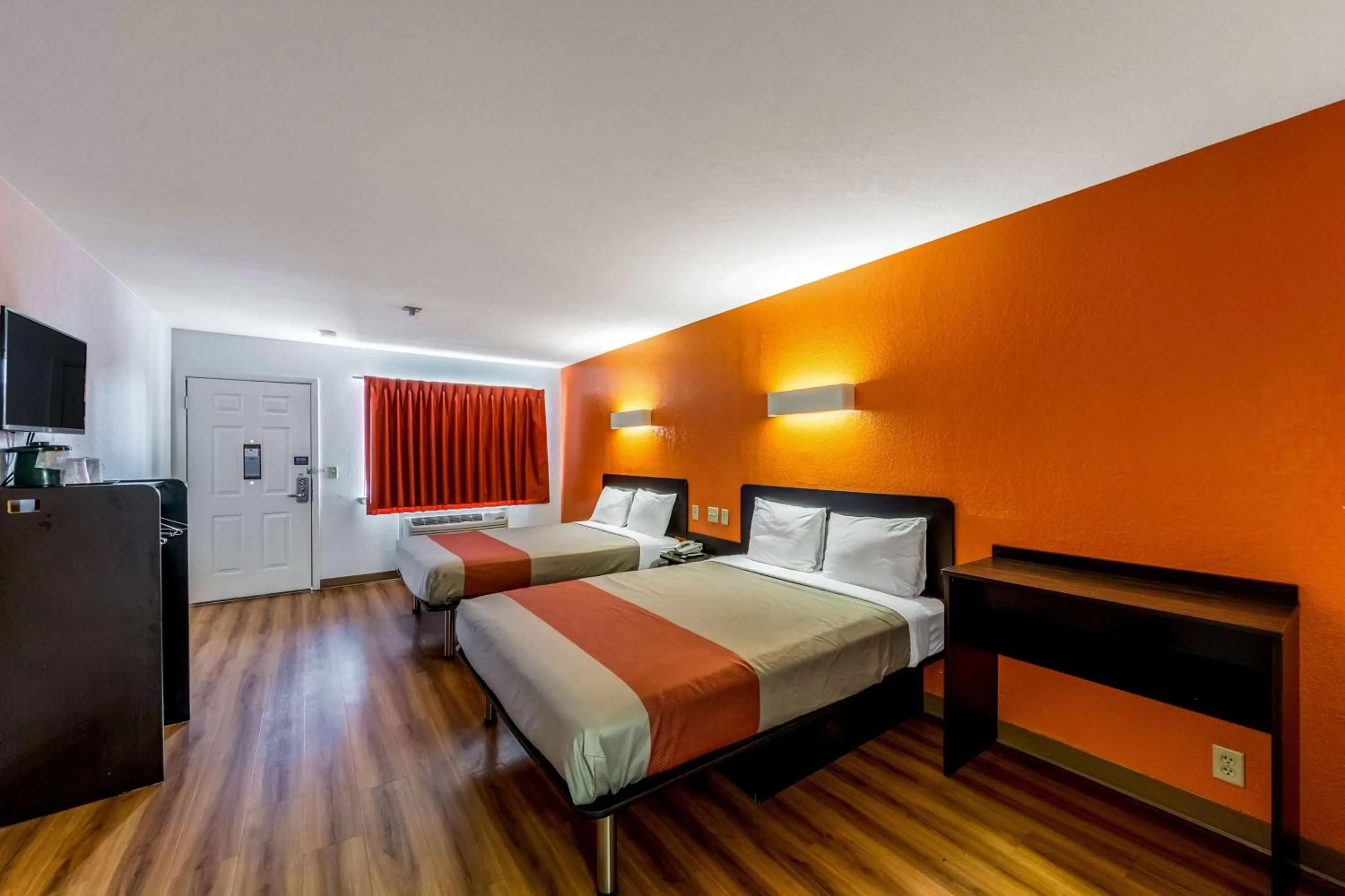 TV and multimedia, Bed in Motel 6-San Antonio, TX - South WW White Rd