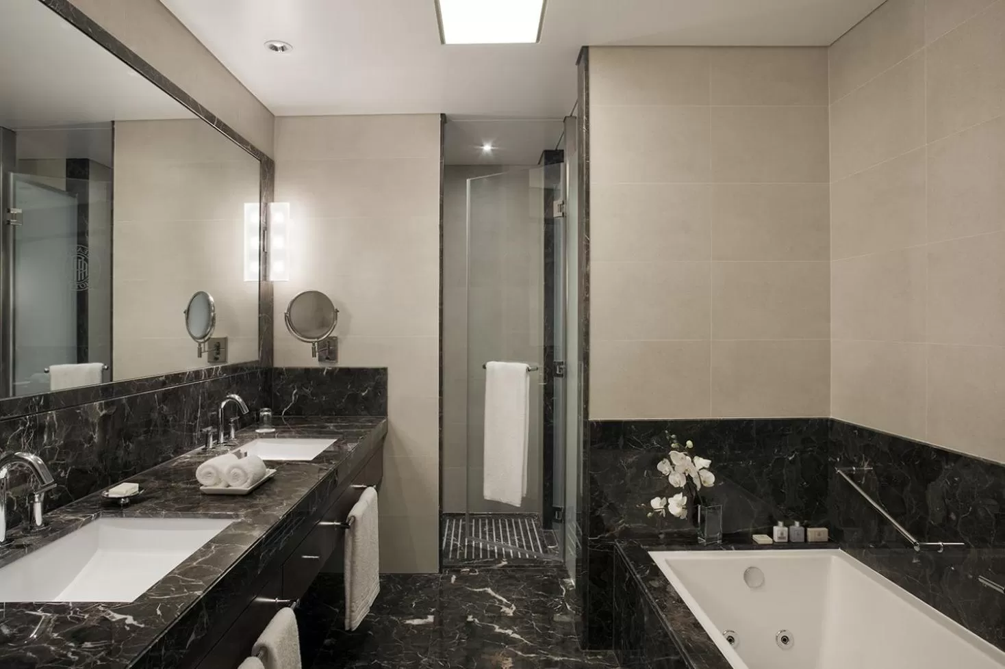 Suite with City View in Alvear Art Hotel