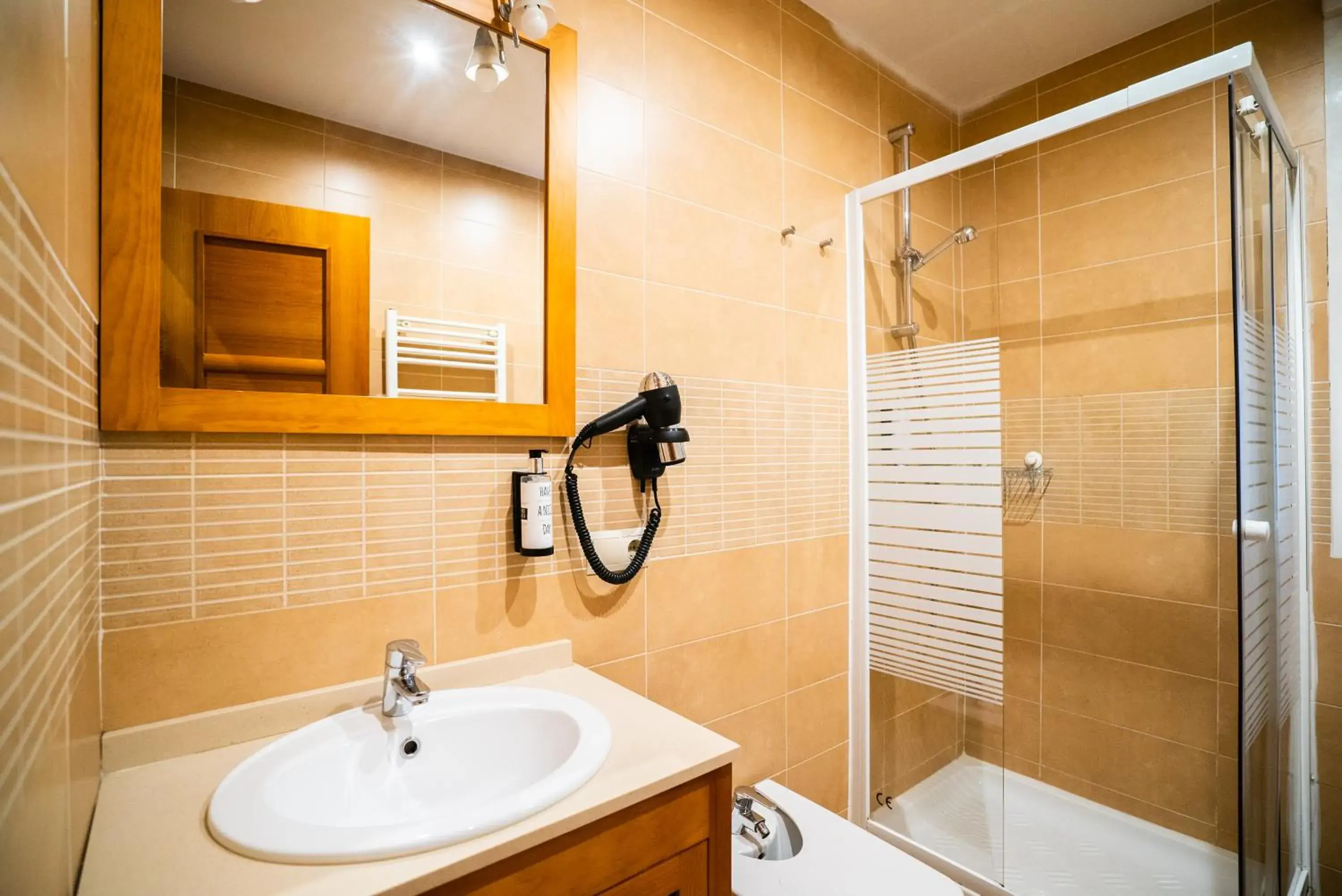 Shower, Bathroom in SmartRental Madrid Atocha