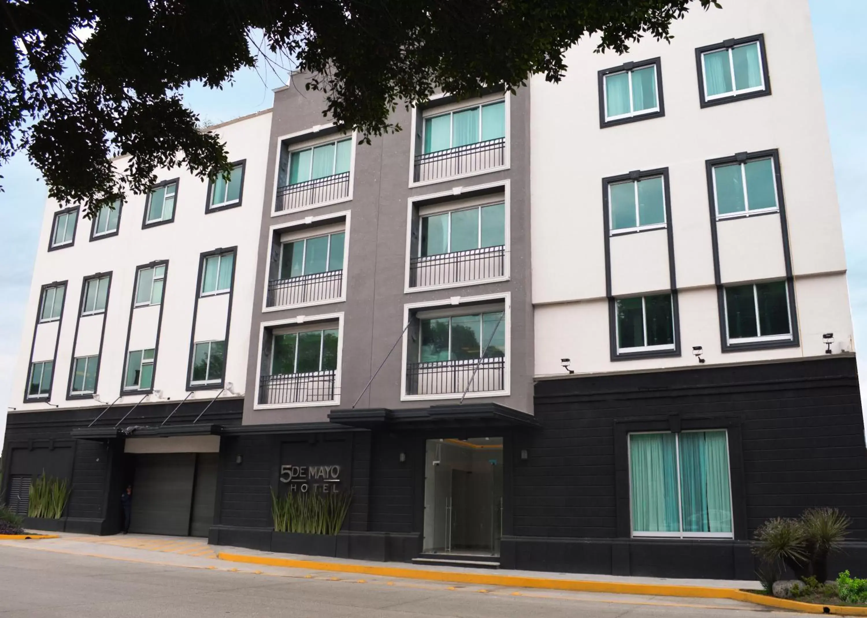 Facade/entrance, Property Building in Hotel 5 de Mayo