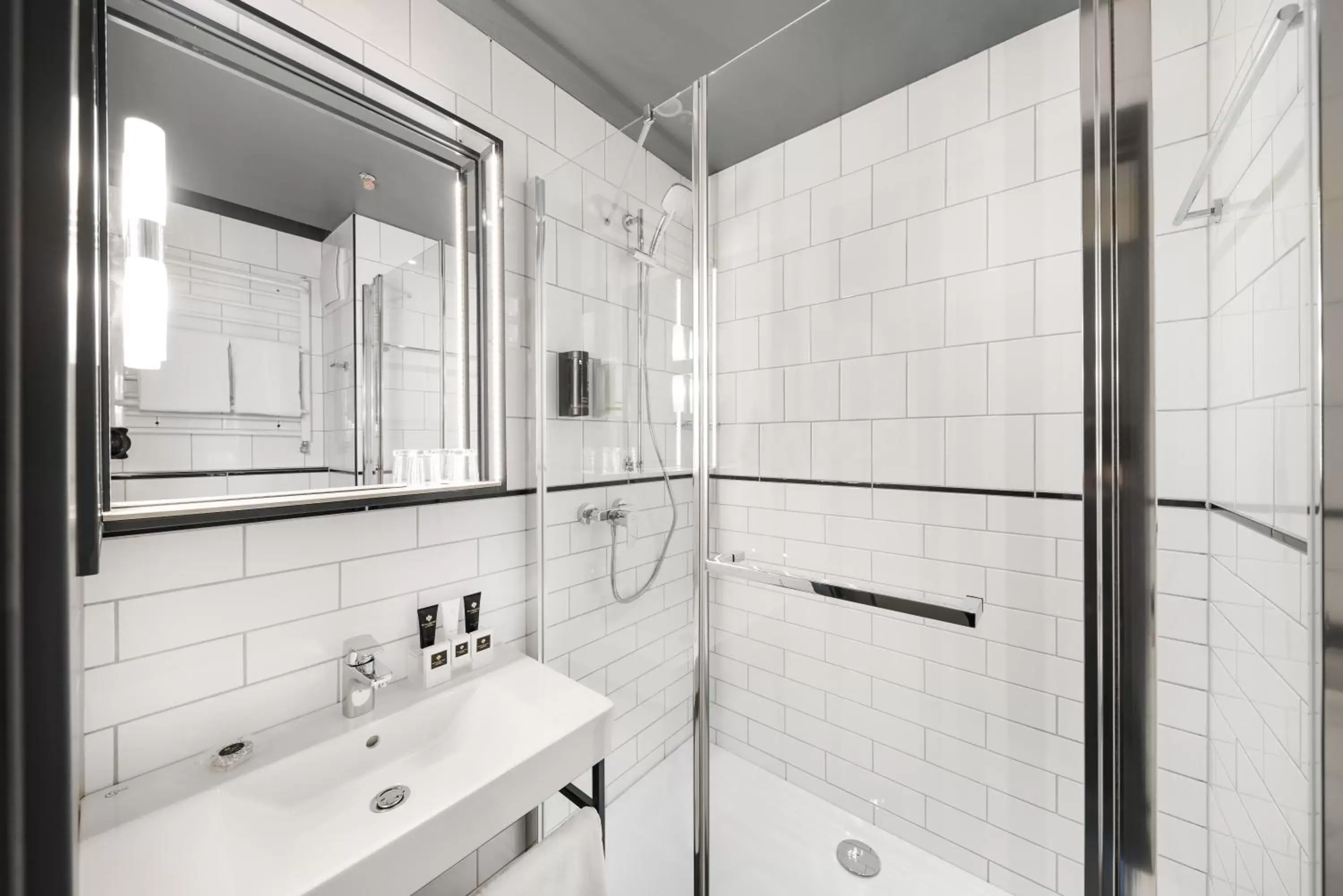 Shower, Bathroom in D8 Hotel