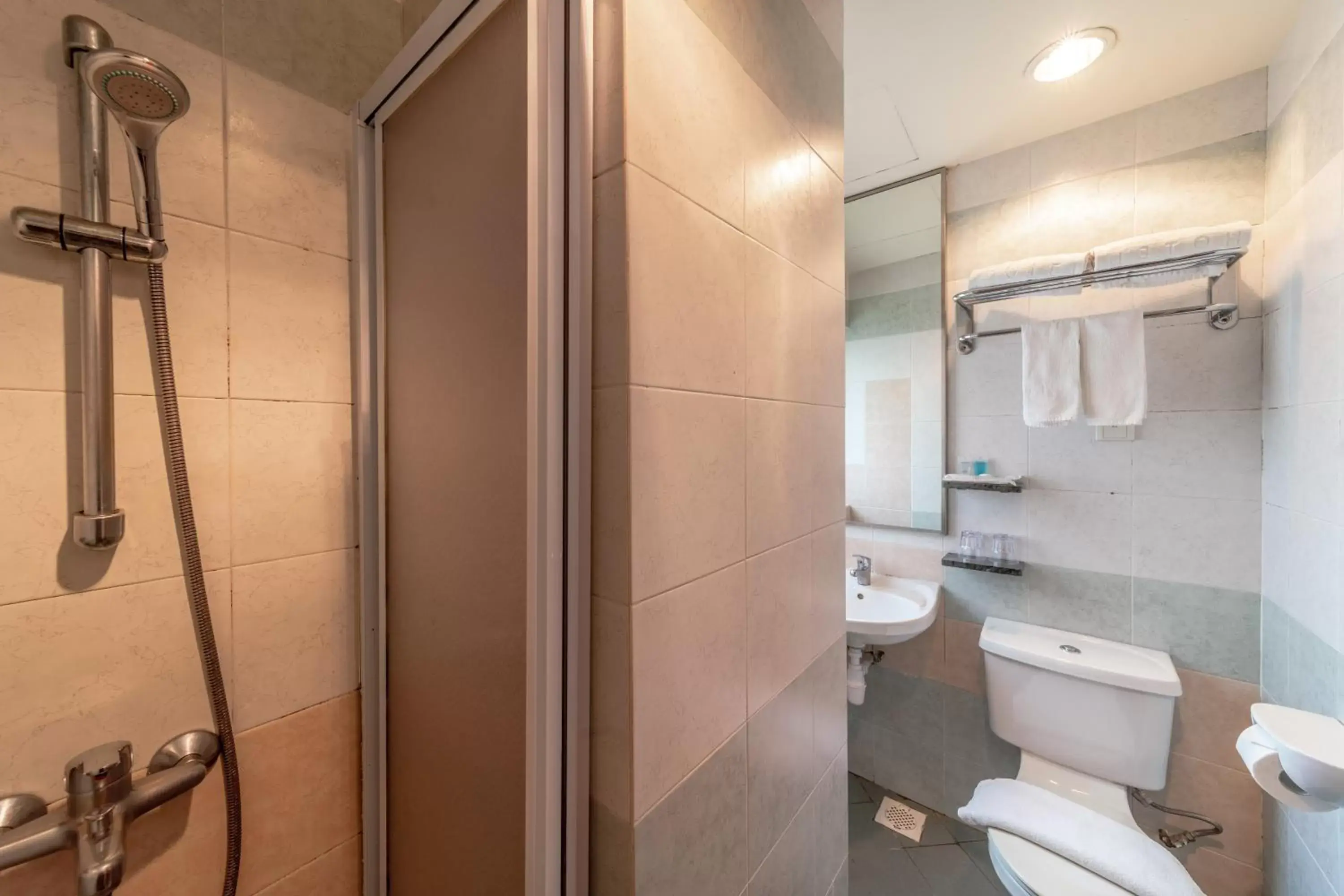 Shower, Bathroom in Hotel Bencoolen Singapore