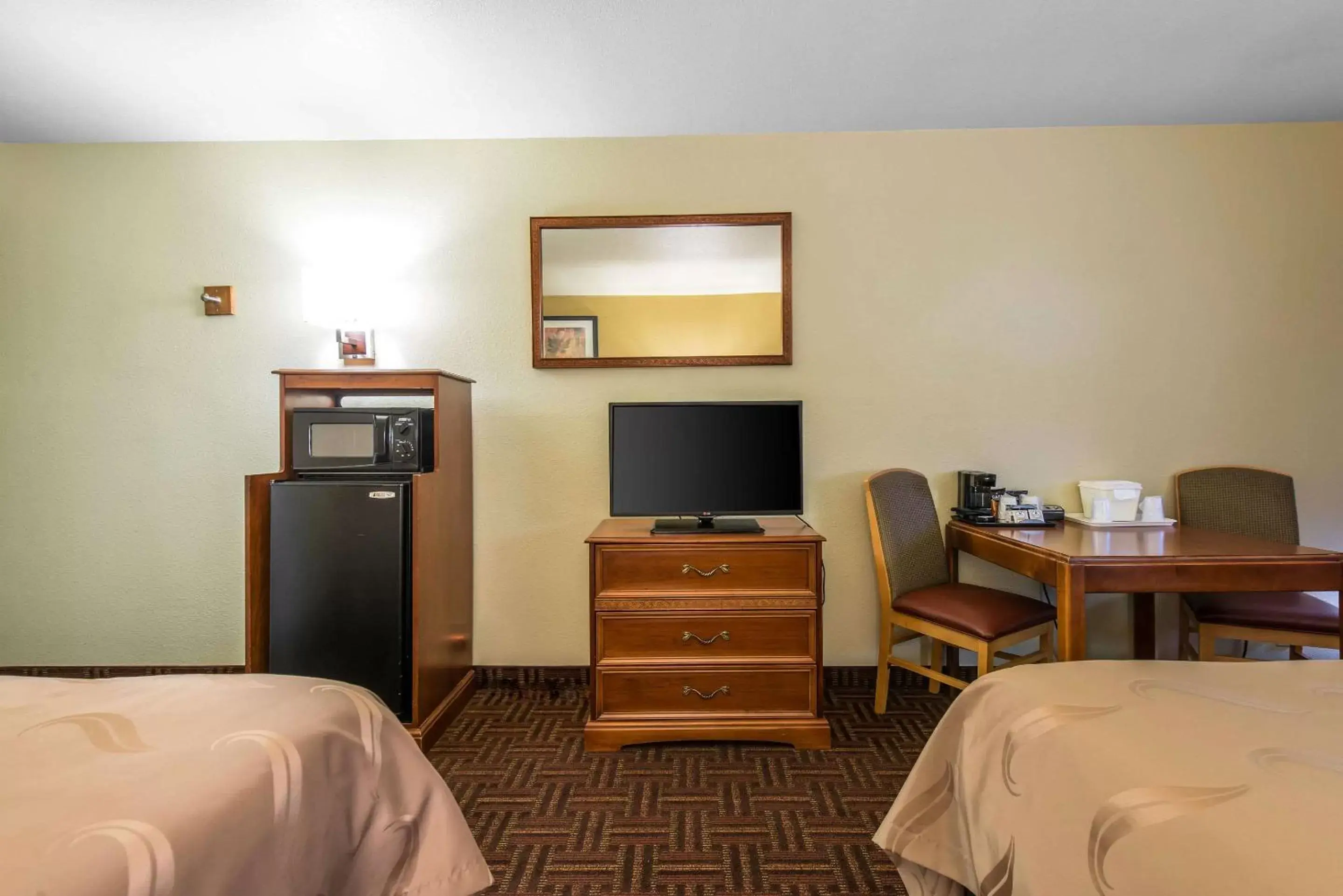 Photo of the whole room, TV/Entertainment Center in Quality Inn South Colorado Springs