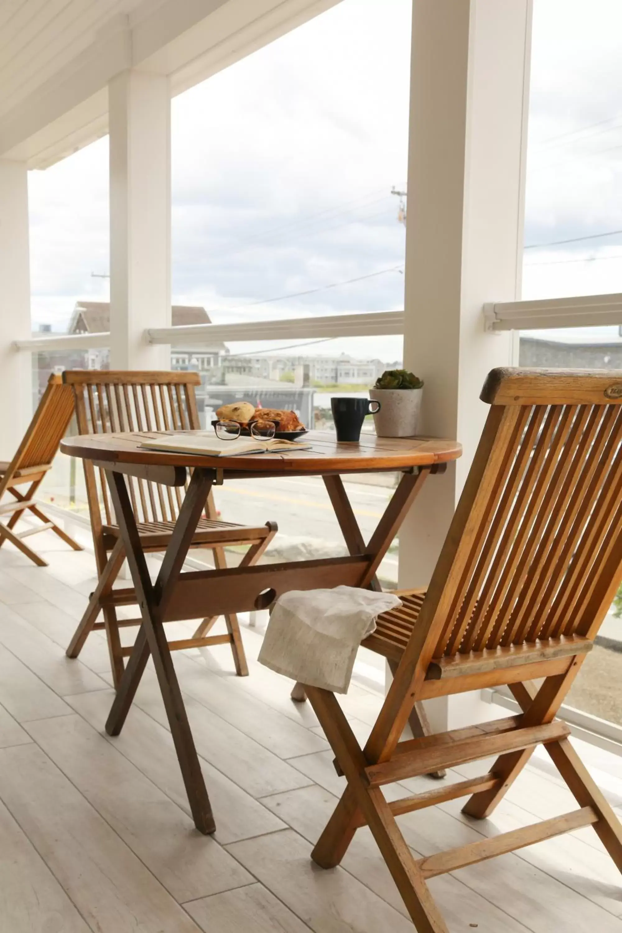 Breakfast, Balcony/Terrace in The Sea Breeze Inn
