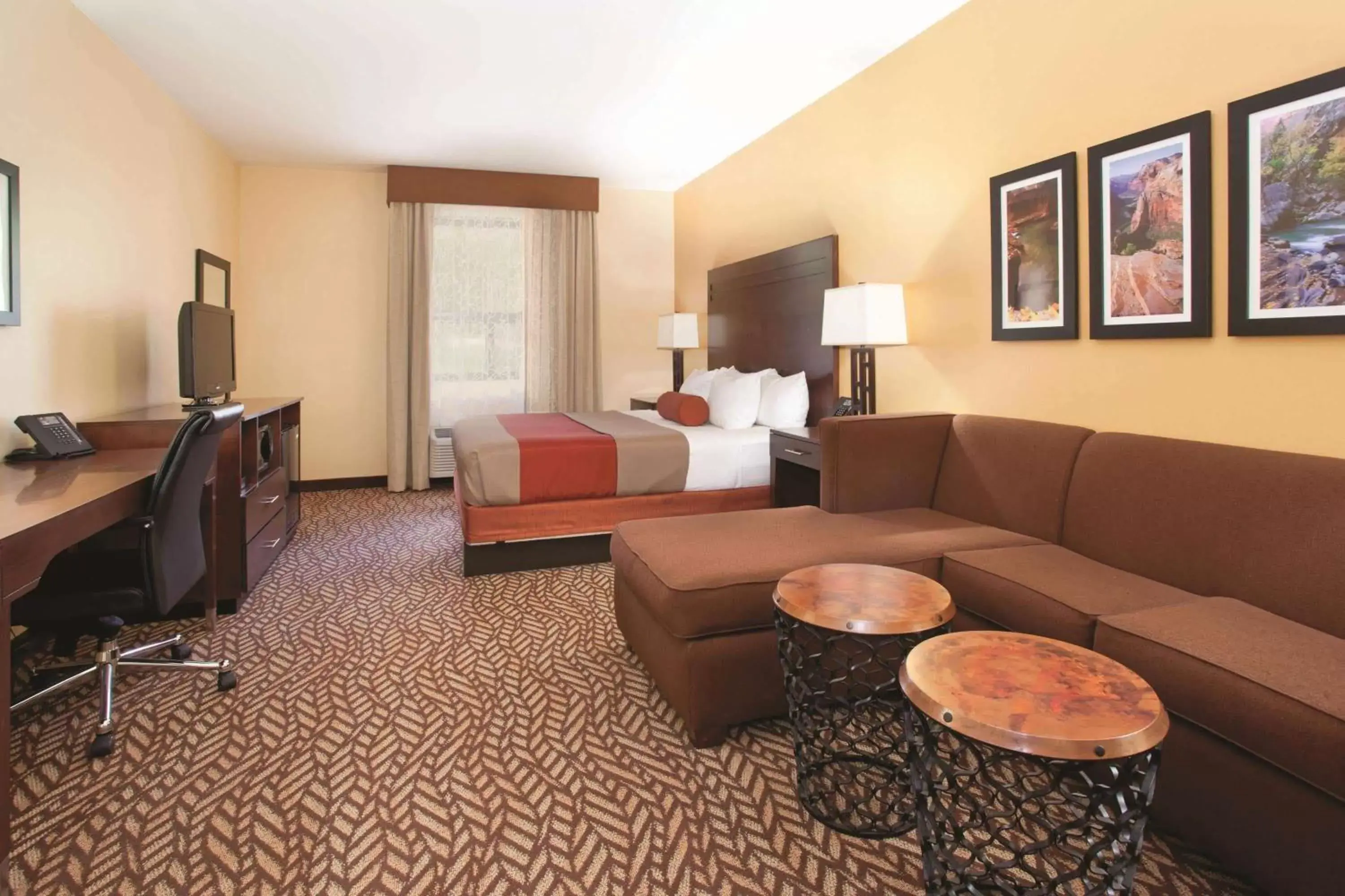 Photo of the whole room, Seating Area in La Quinta by Wyndham at Zion Park/Springdale