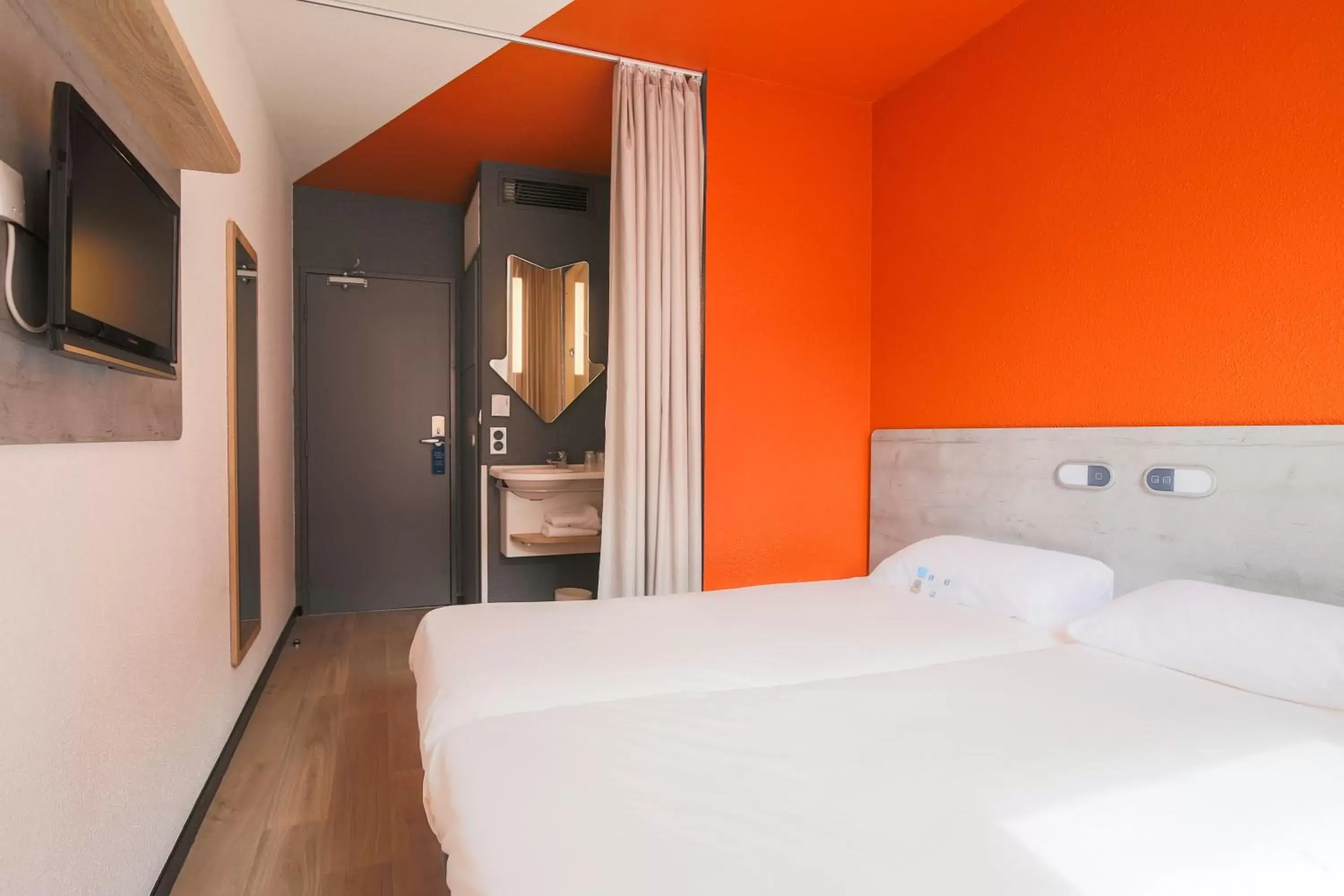 Bathroom, Bed in ibis budget Albi Centre