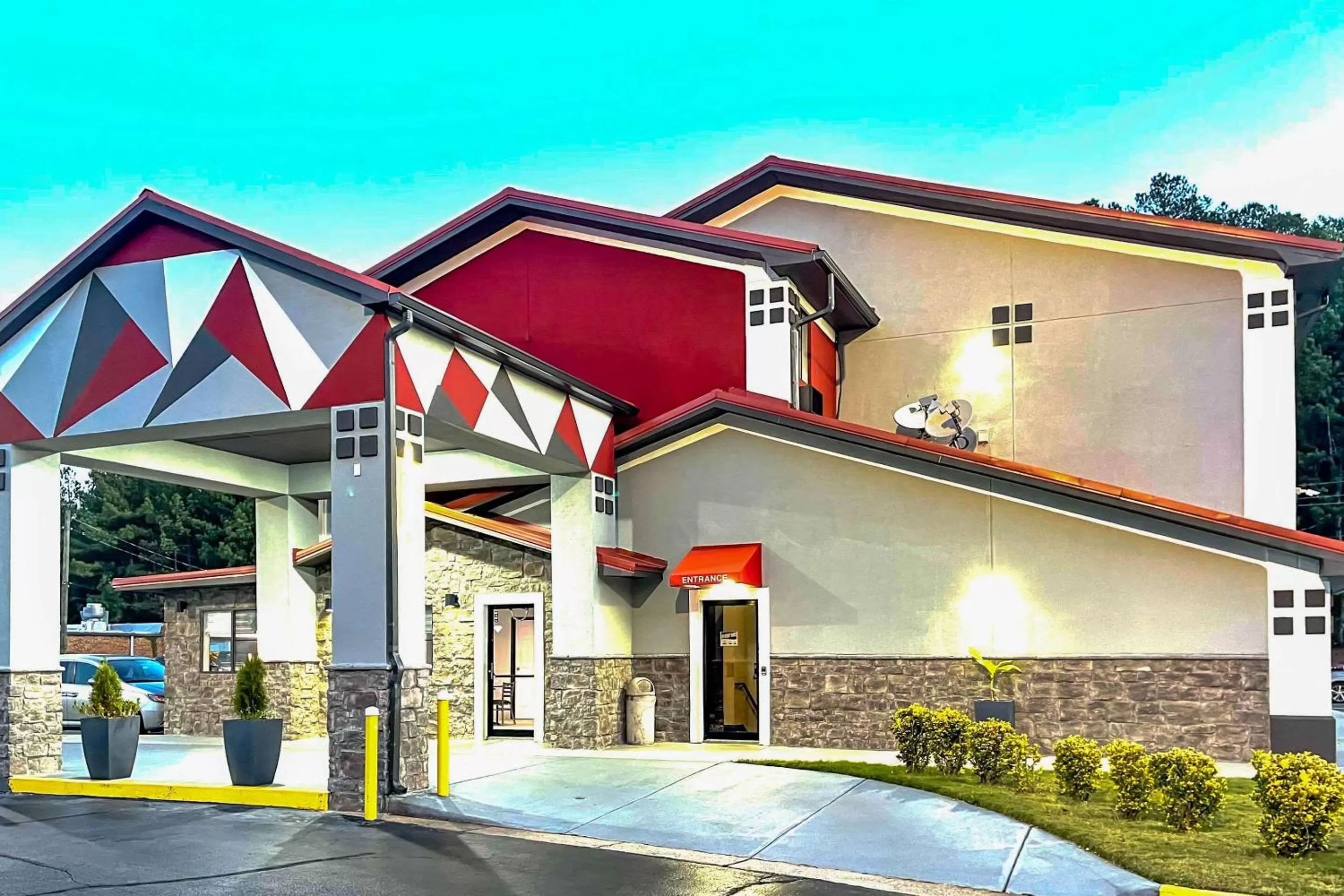 Property building in Econo Lodge Cartersville-Emerson Lake Point
