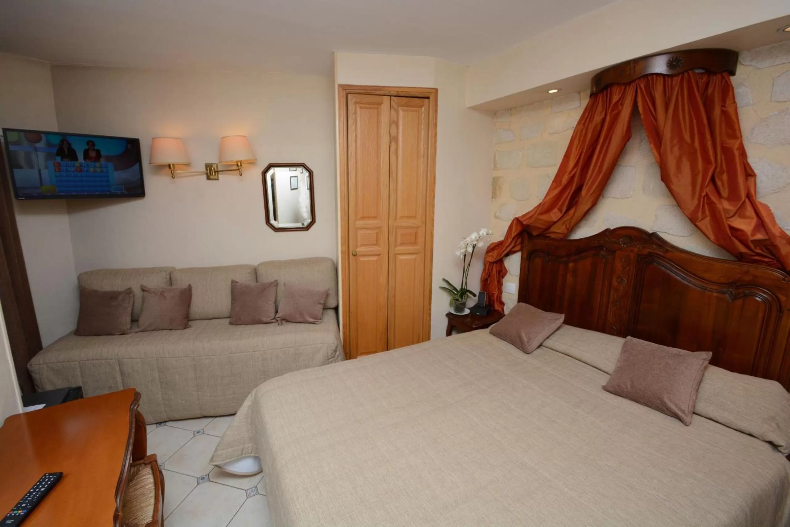 Photo of the whole room, Bed in Familia Hotel