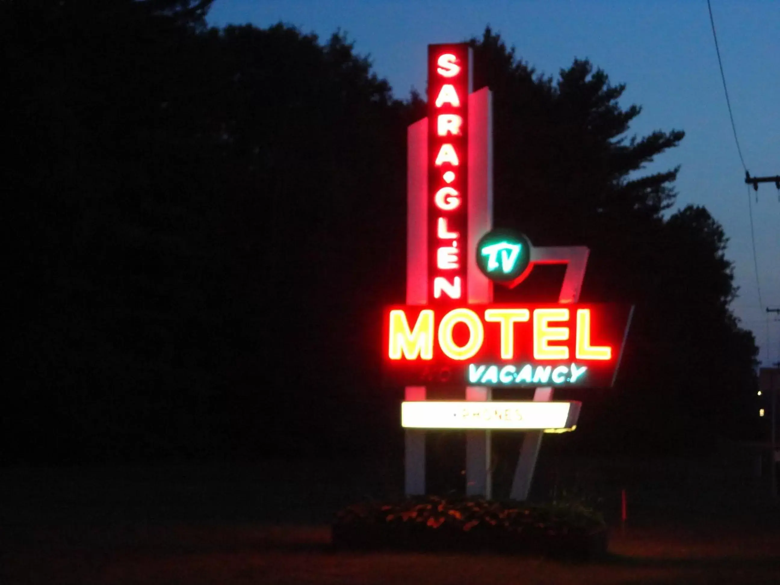 Night, Property Building in Sara Glen Motel - Saratoga Springs-Glens Falls