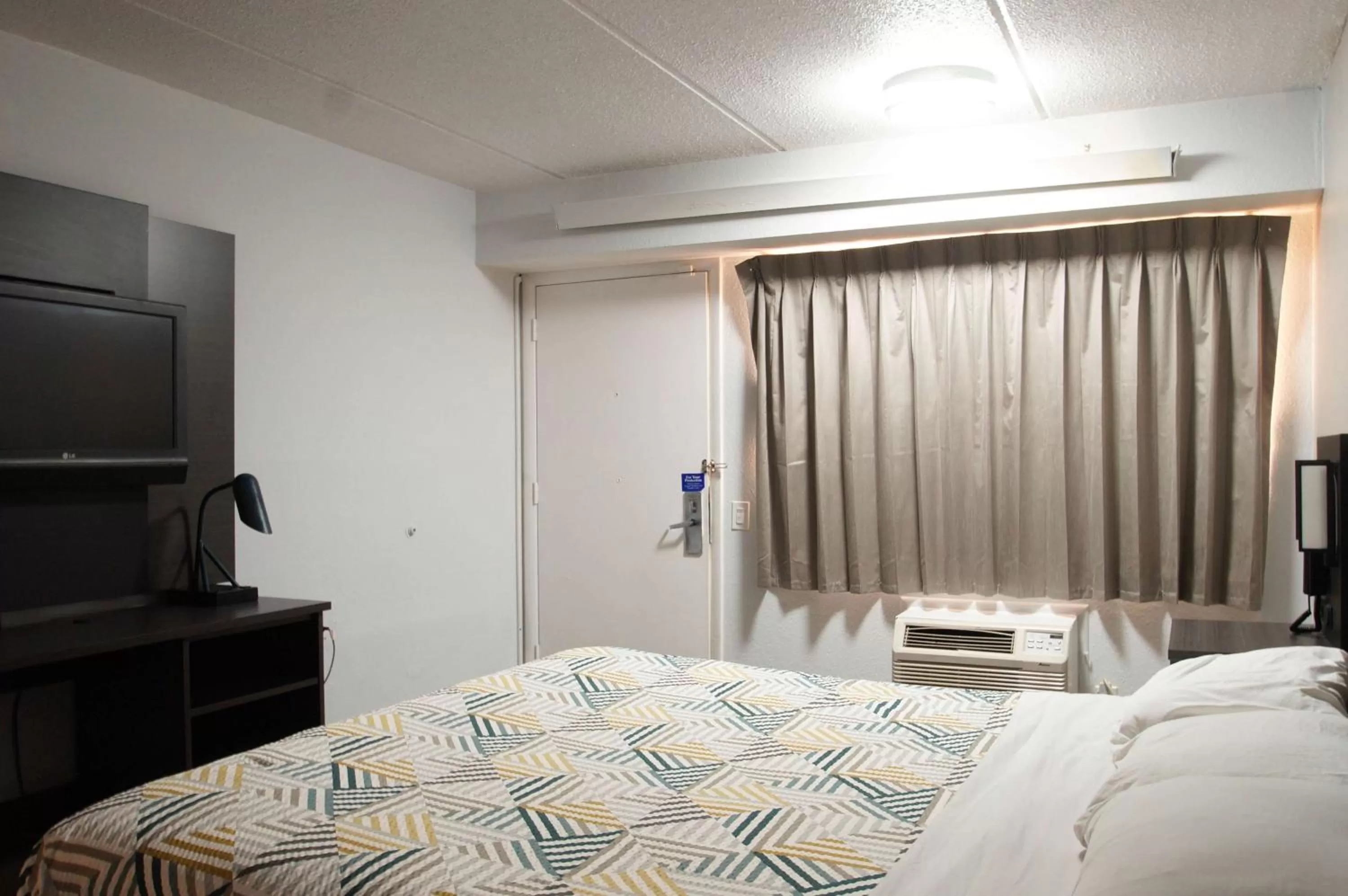 Double Room - Disability Access - Roll In Shower in Motel 6-Charlotte, NC - Coliseum