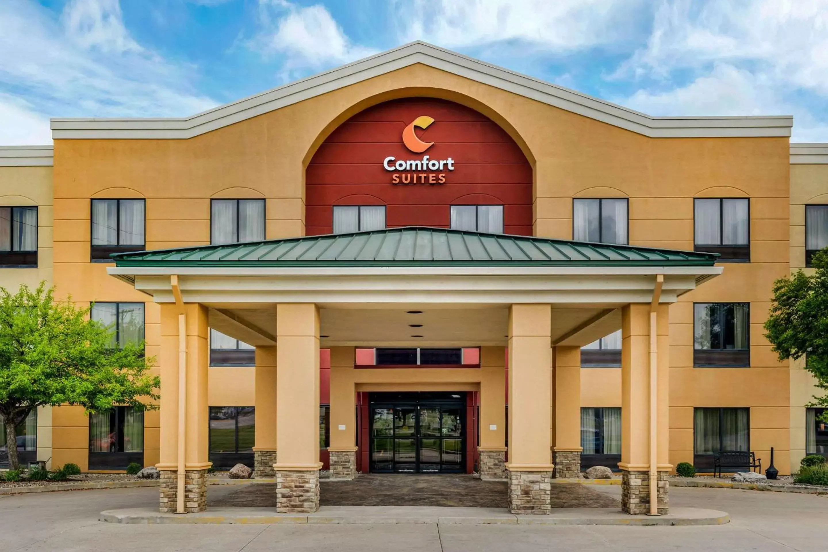 Property building in Comfort Suites near Route 66 Property building in Comfort Suites near Route 66