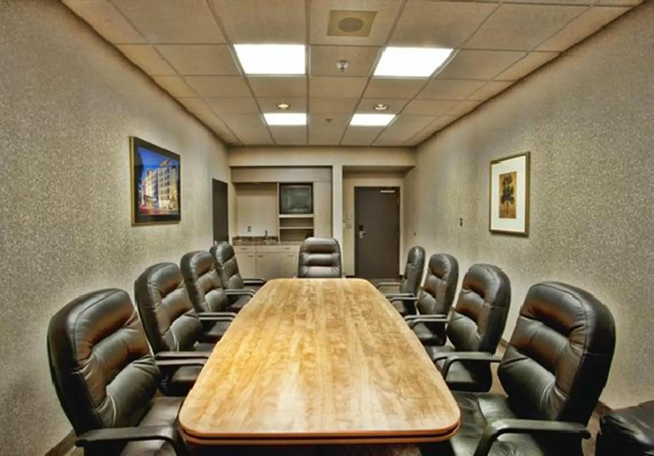 Business facilities, Business Area/Conference Room in Humphry Inn And Suites