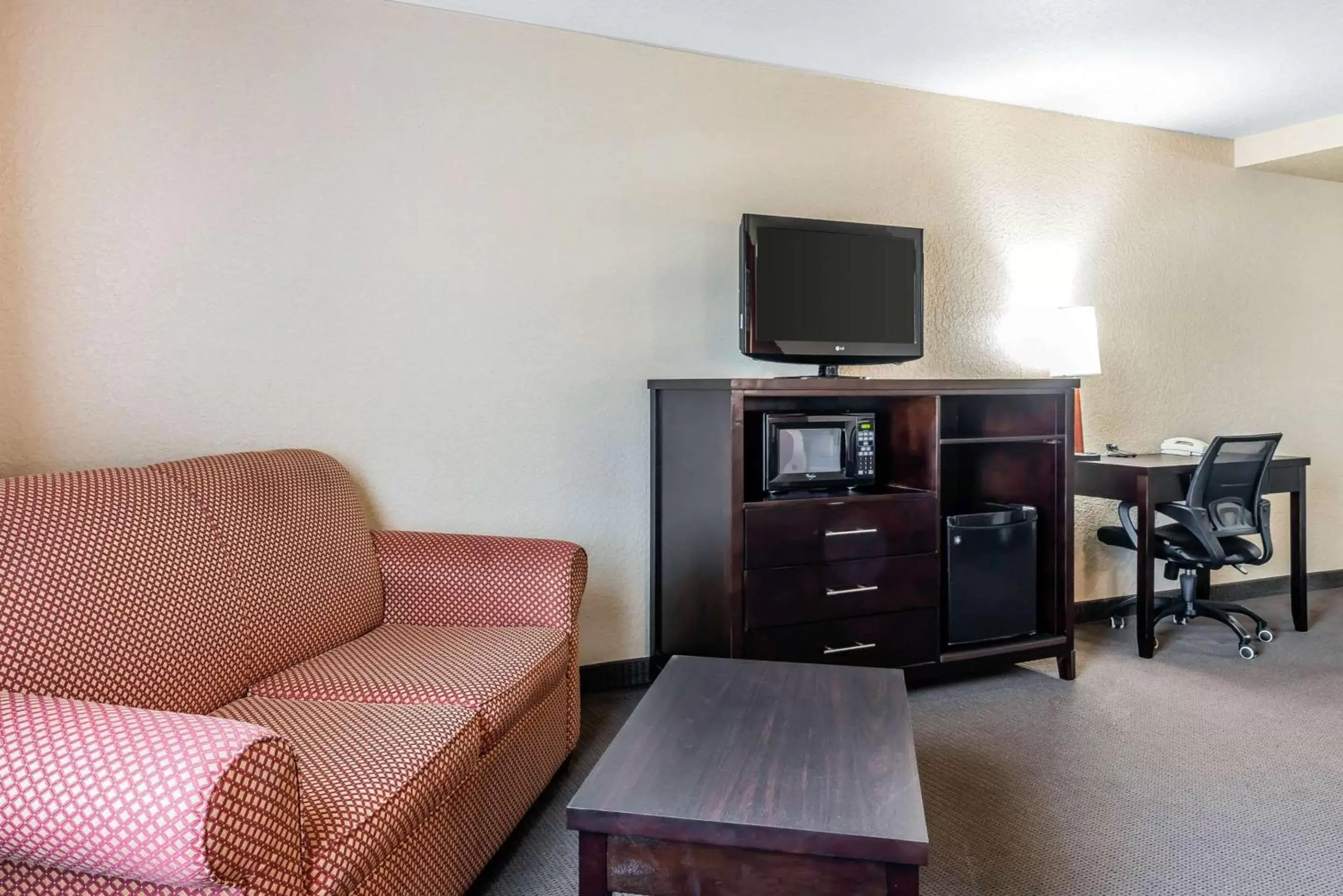 Photo of the whole room, Seating Area in Sleep Inn & Suites Ocala - Belleview