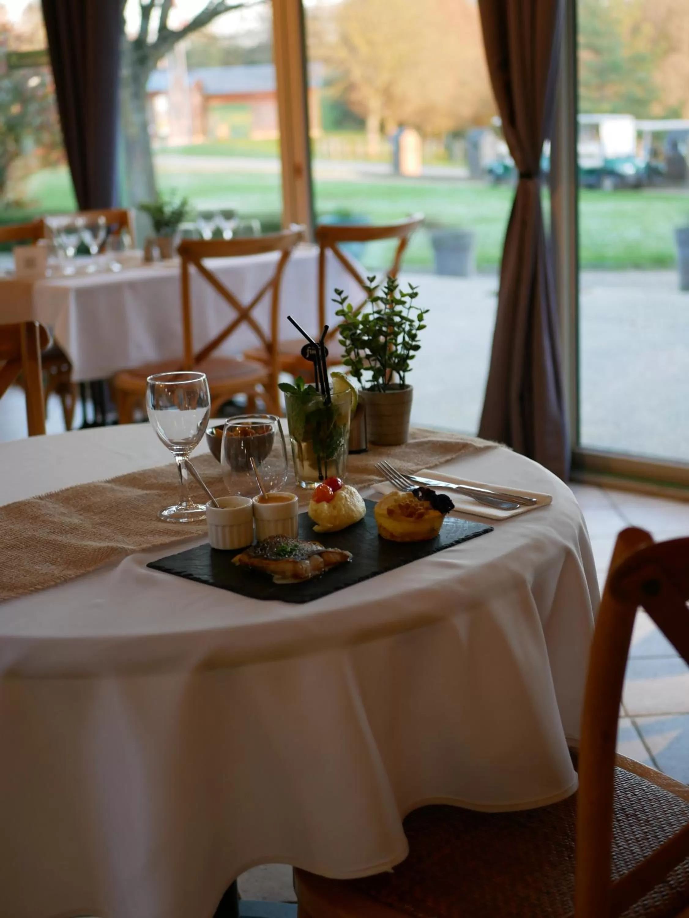 Restaurant/Places to Eat in Hôtel Résidence Normandy Country Club by Popinns