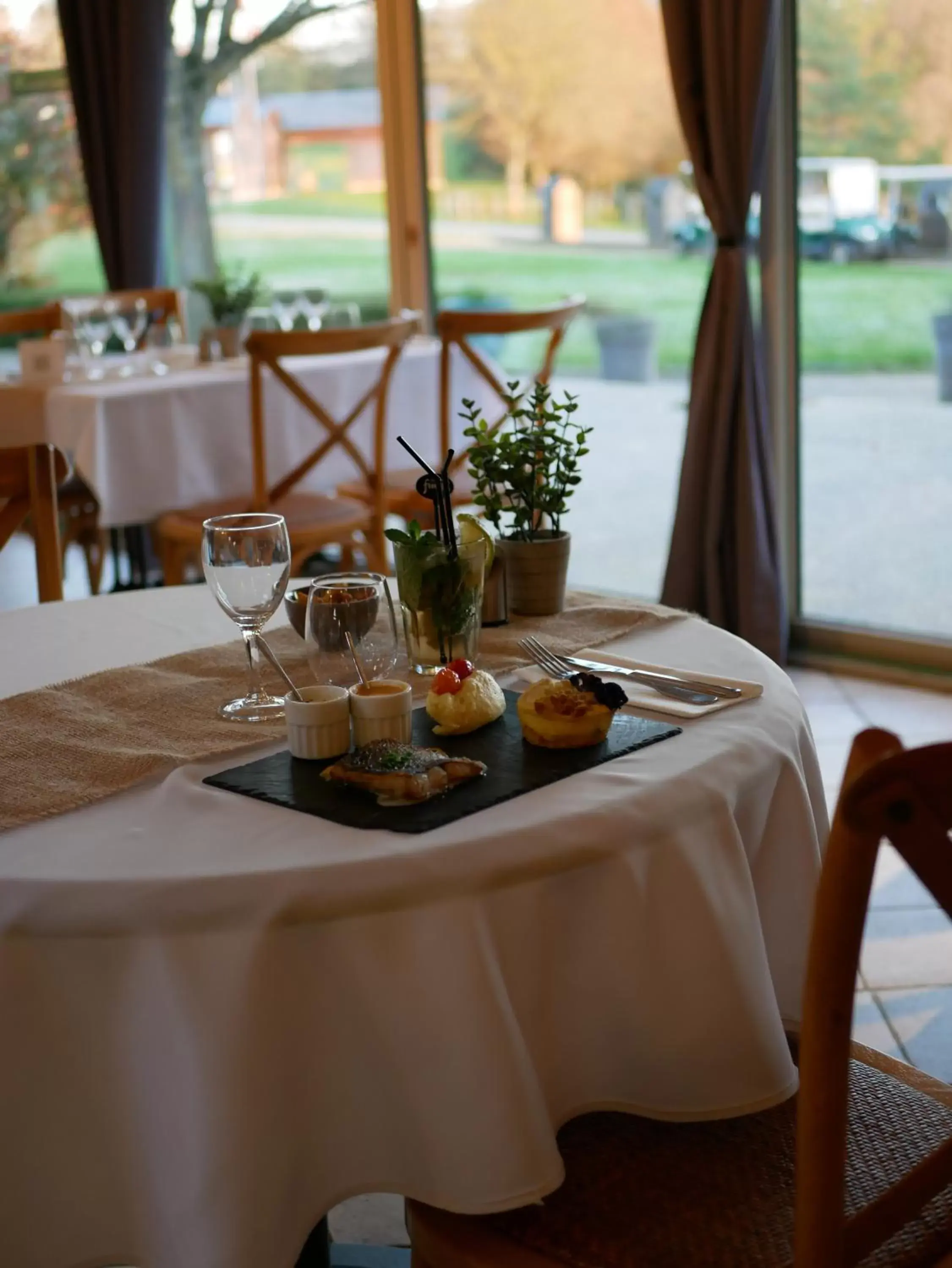 Restaurant/Places to Eat in Hôtel Résidence Normandy Country Club by Popinns
