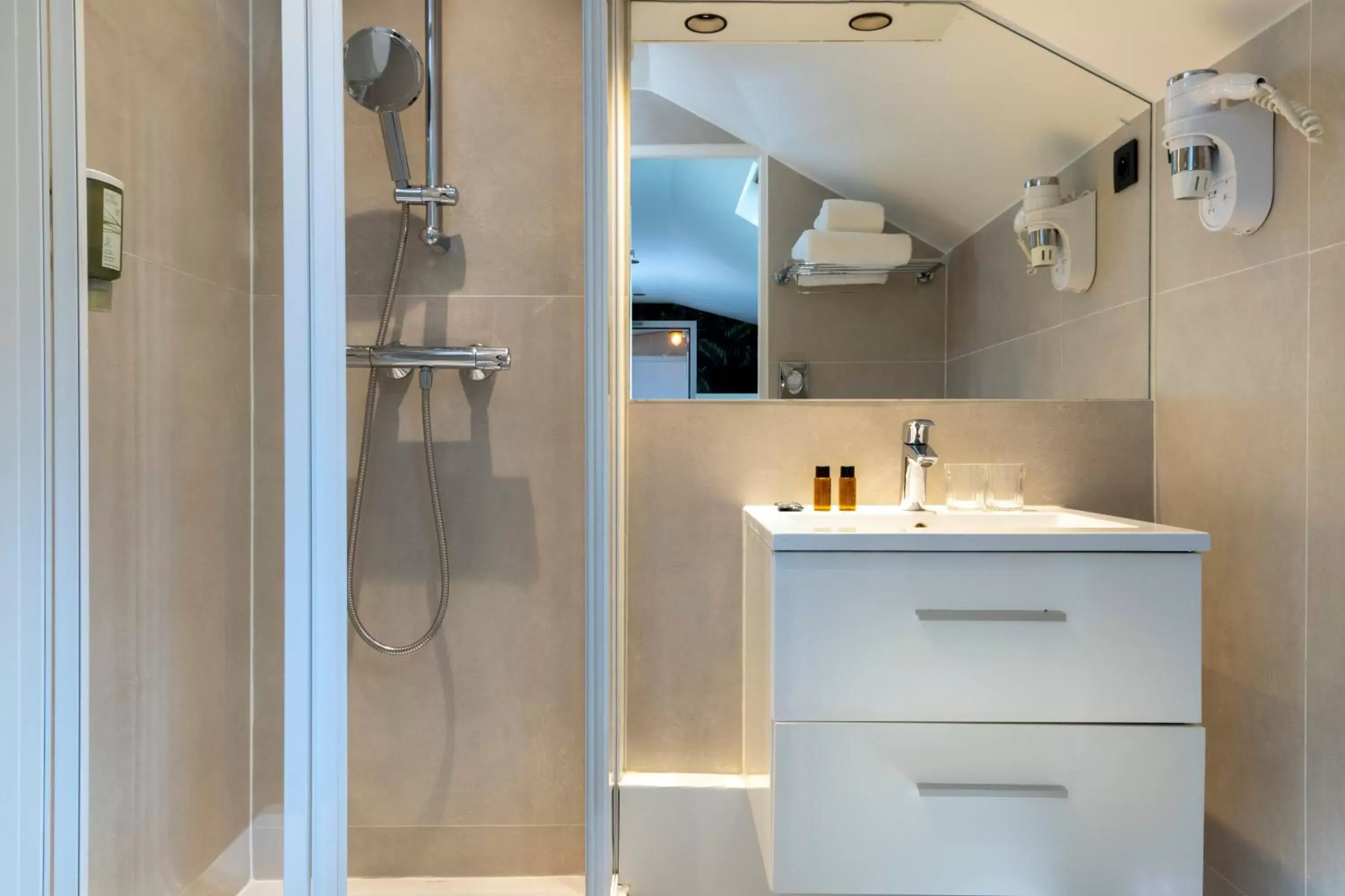 Shower, Bathroom in Hotel Brady - Gare de l'Est