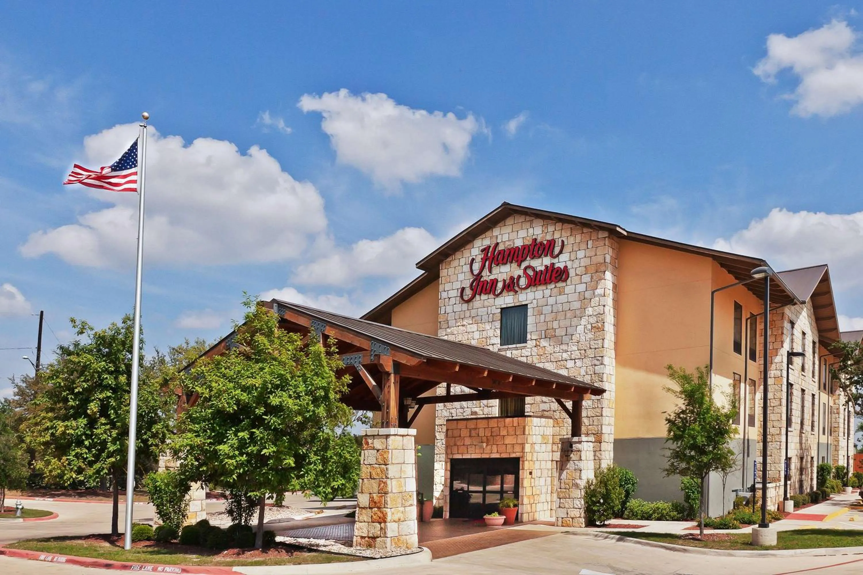 Property building in Hampton Inn and Suites Austin - Lakeway