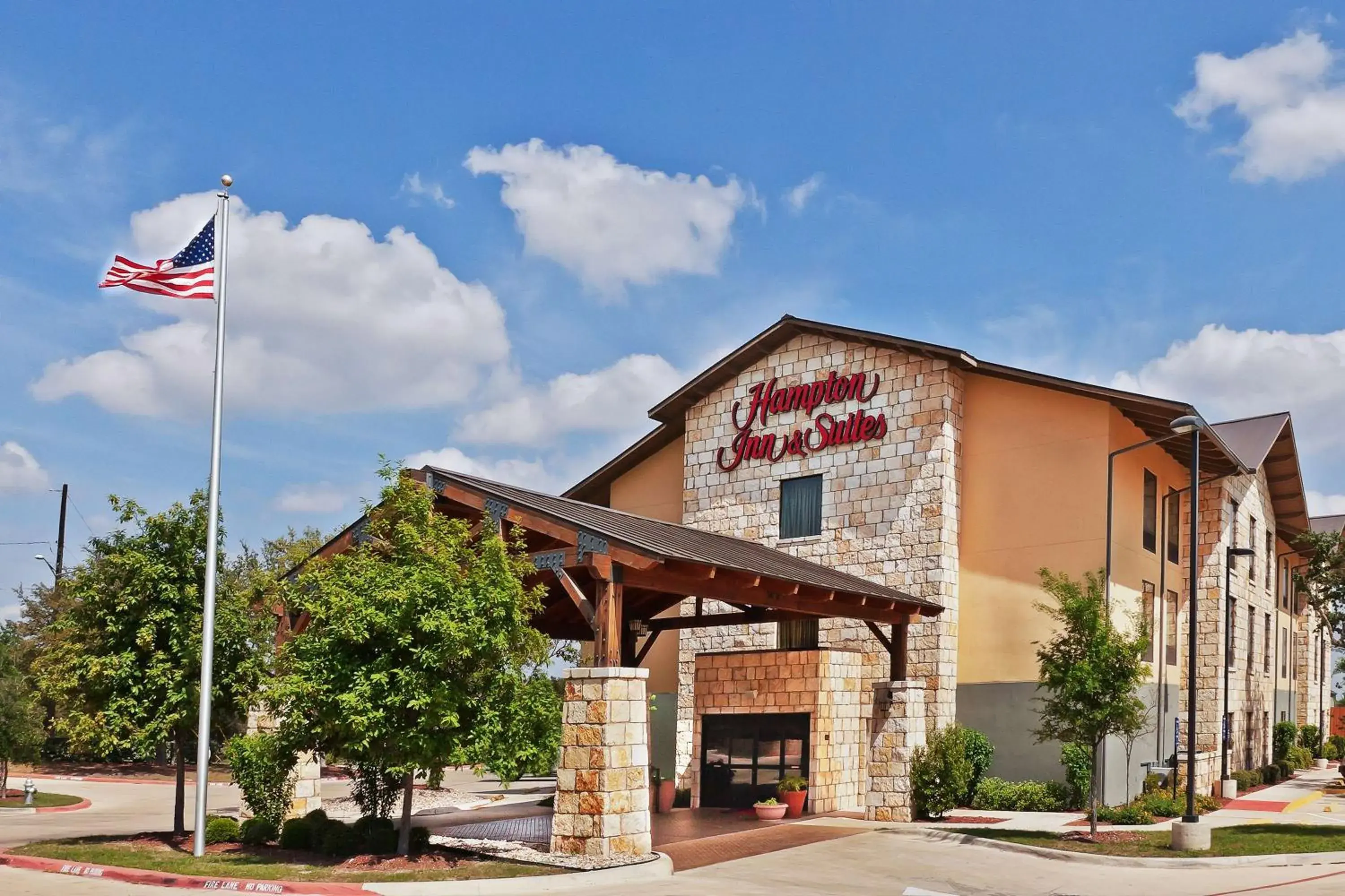 Property Building in Hampton Inn and Suites Austin - Lakeway