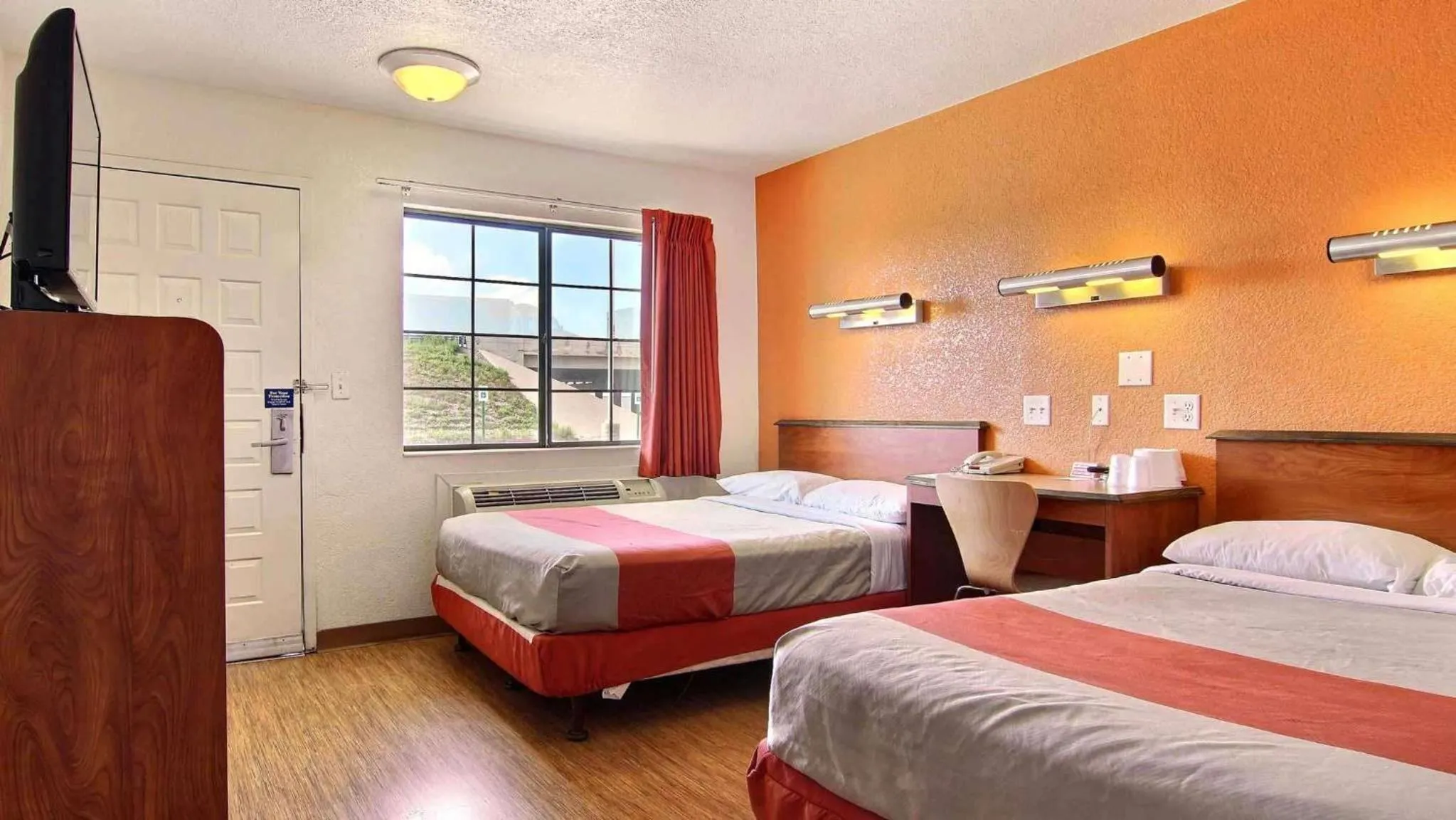 TV and multimedia, Bed in Motel 6-San Angelo, TX