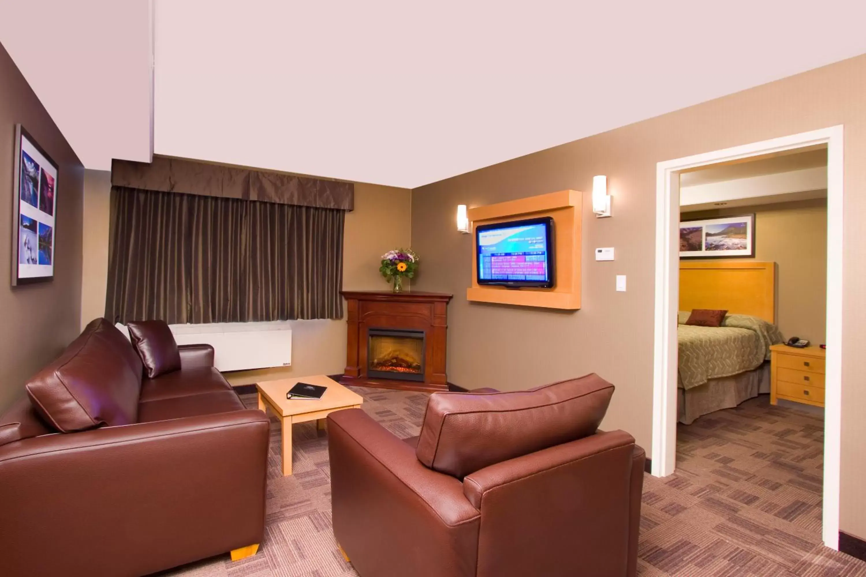 Living room, Seating Area in Woodlands Inn & Suites