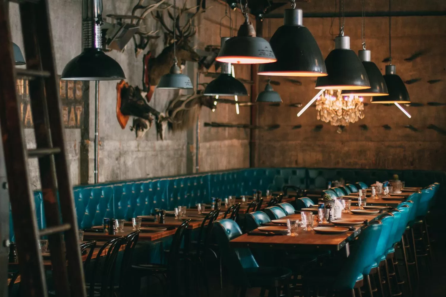 Restaurant/places to eat in King and Queen Hotel Suites